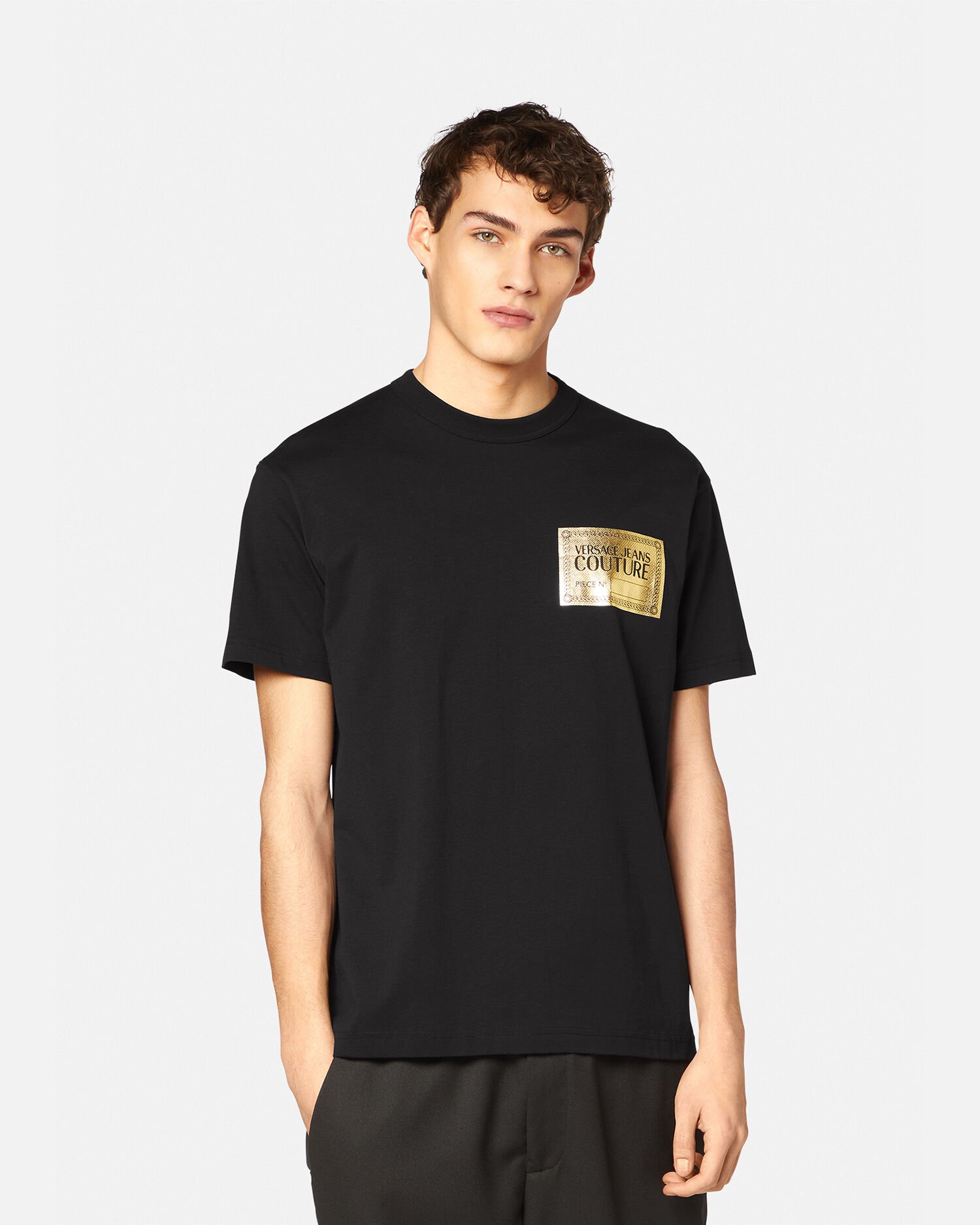 ピース ナンバー」ロゴ Tシャツ ブラック,ゴールド | VERSACE JP
