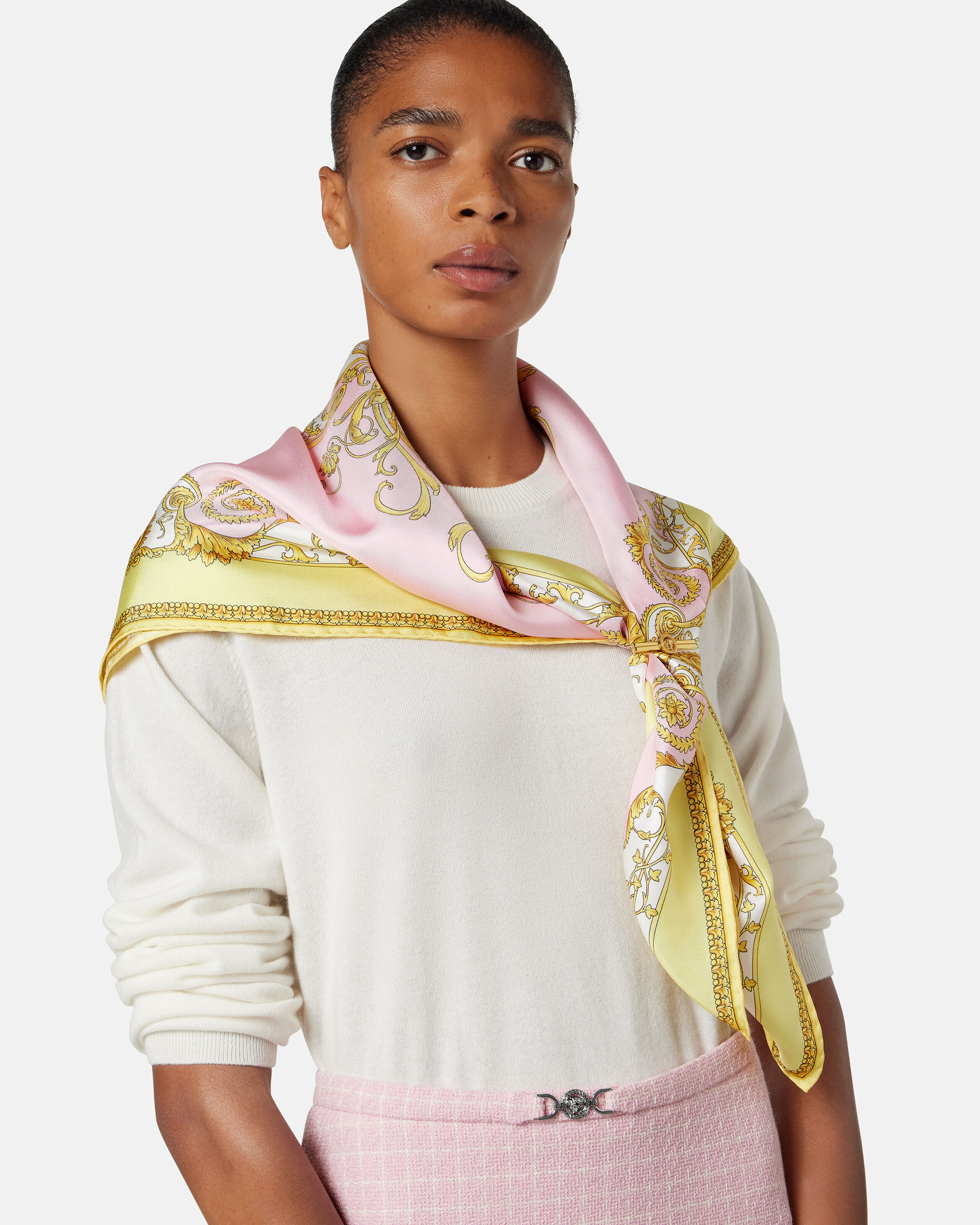 GIANNI VERSACE スカーフ プリント シルク ツイル スカーフ 90 cm イエロー,ピンク | VERSACE JP