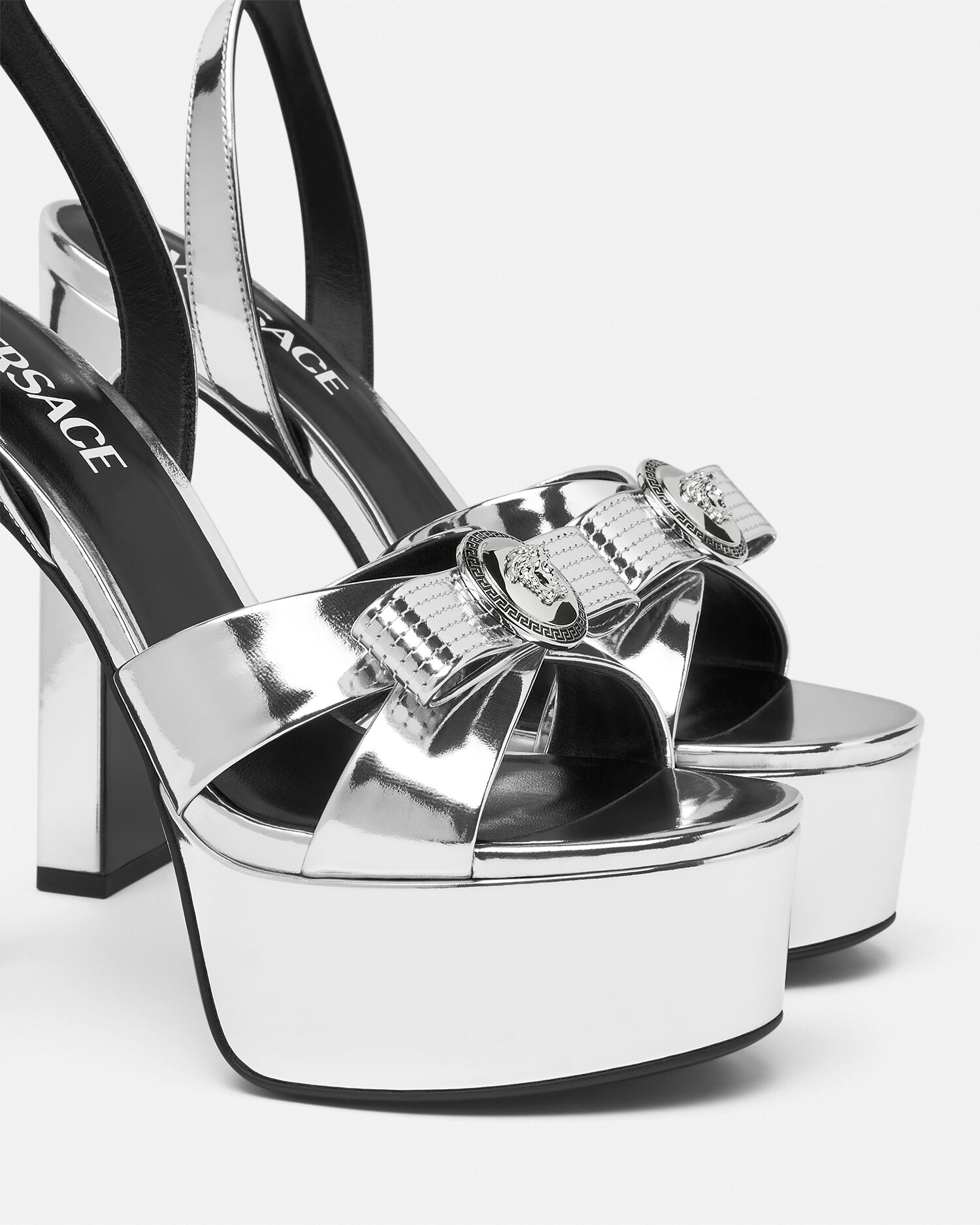 【VERSACE】クリスタル ジャンニ リボン サンダル 140 mm Black Versace 140mm Gianni Ribbon Crystal Sandals | Black | FARFETCH