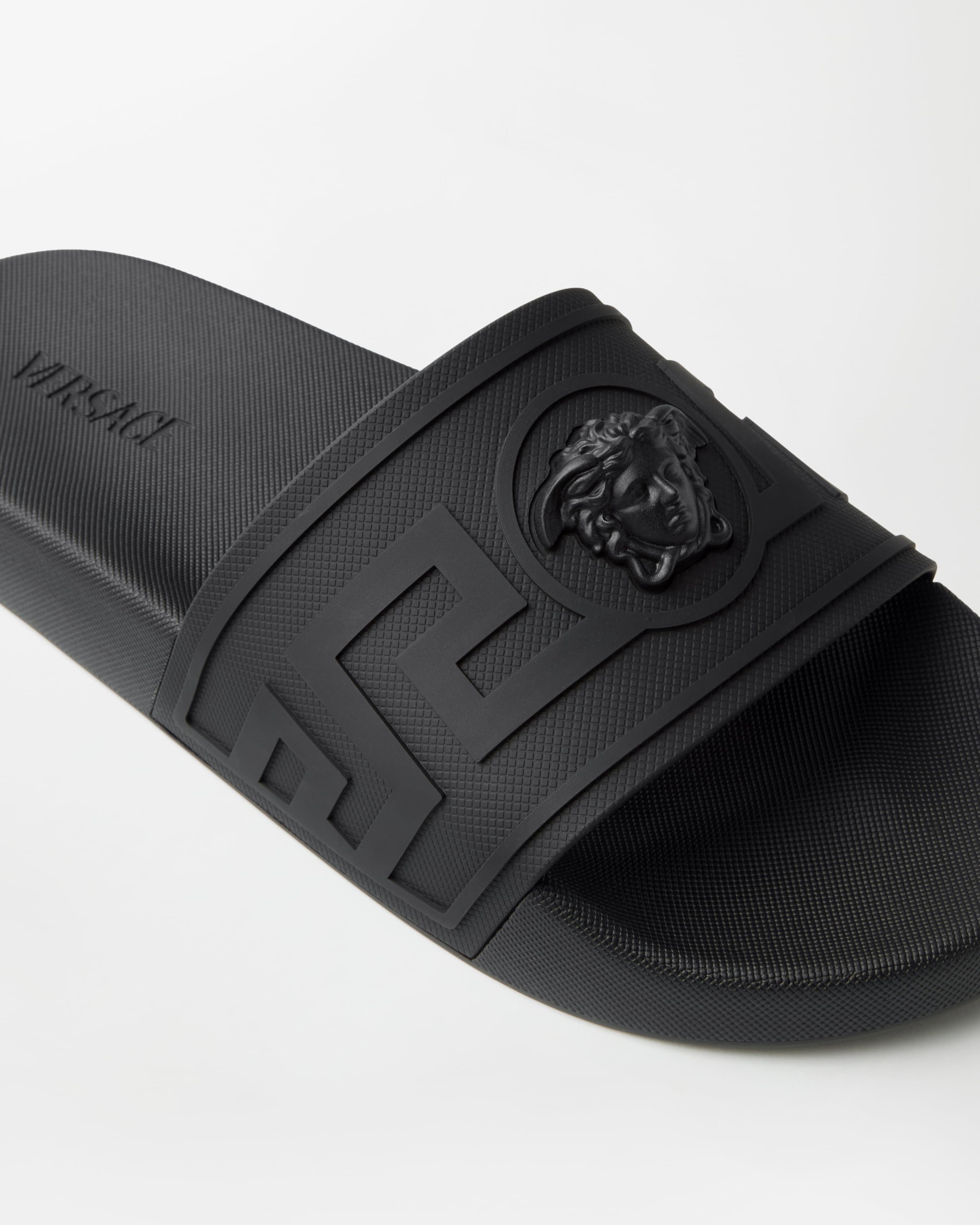 ラ メドゥーサ ラバースライダーサンダル ブラック,ゴールド | VERSACE JP