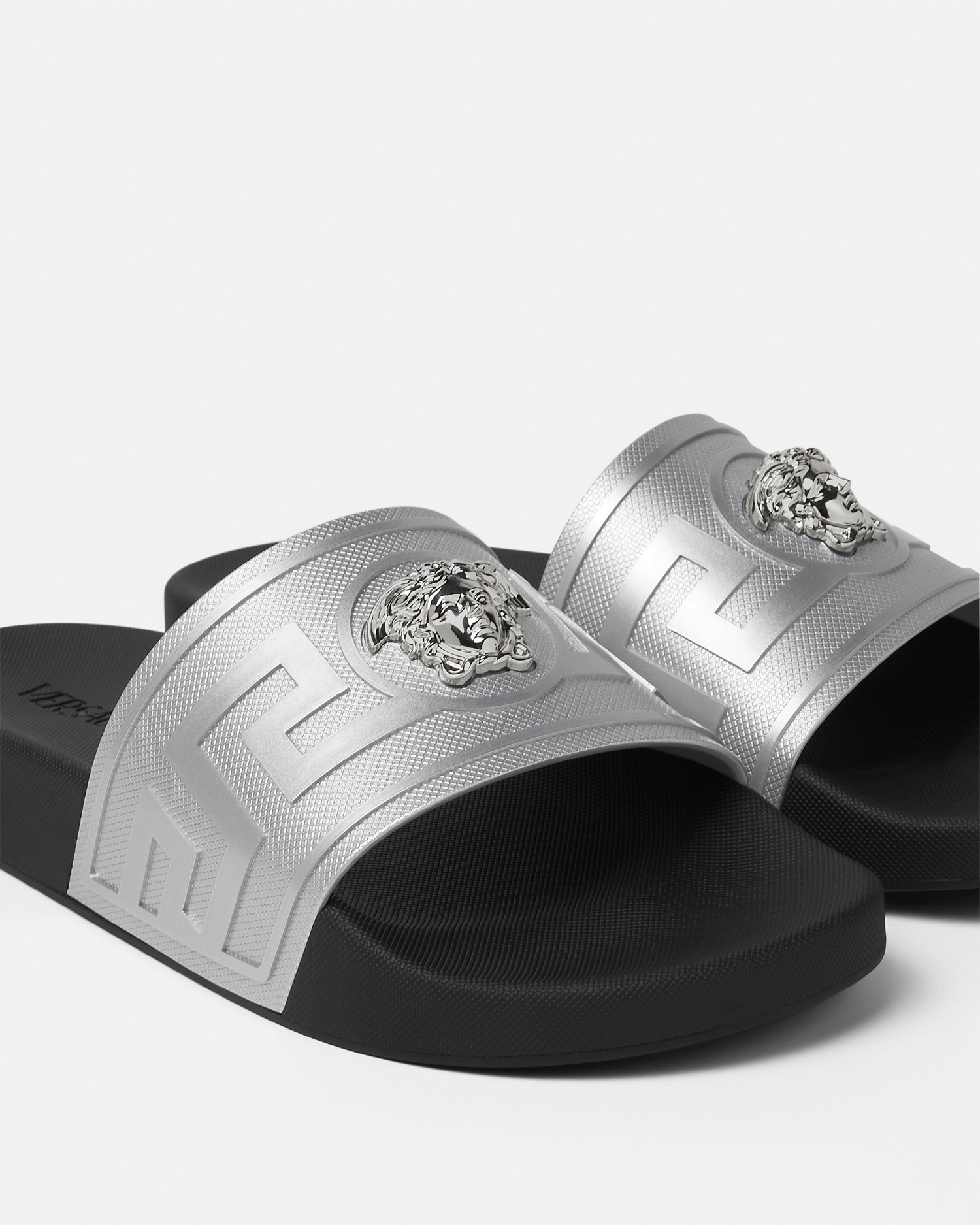 直営店☆VERSACE☆メドゥーサ ラバースライダー サンダル ラ メドゥーサ スライダーサンダル | VERSACE JP