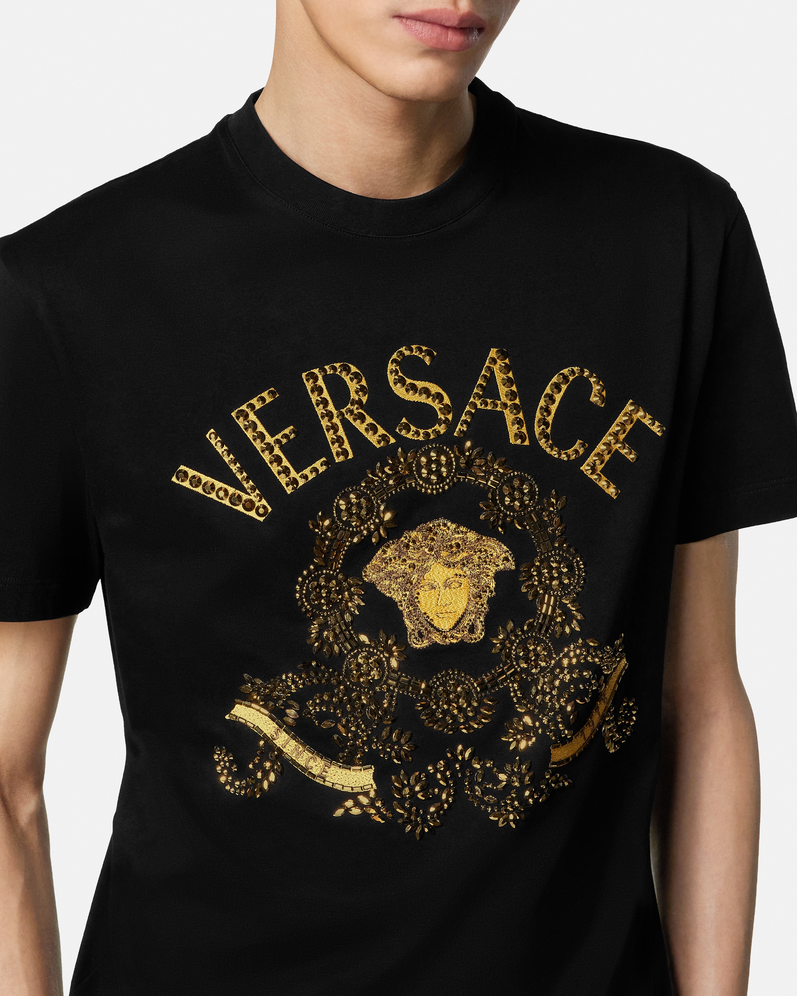 刺繍入り コットンジャージー スリム Tシャツ ブラック | VERSACE JP