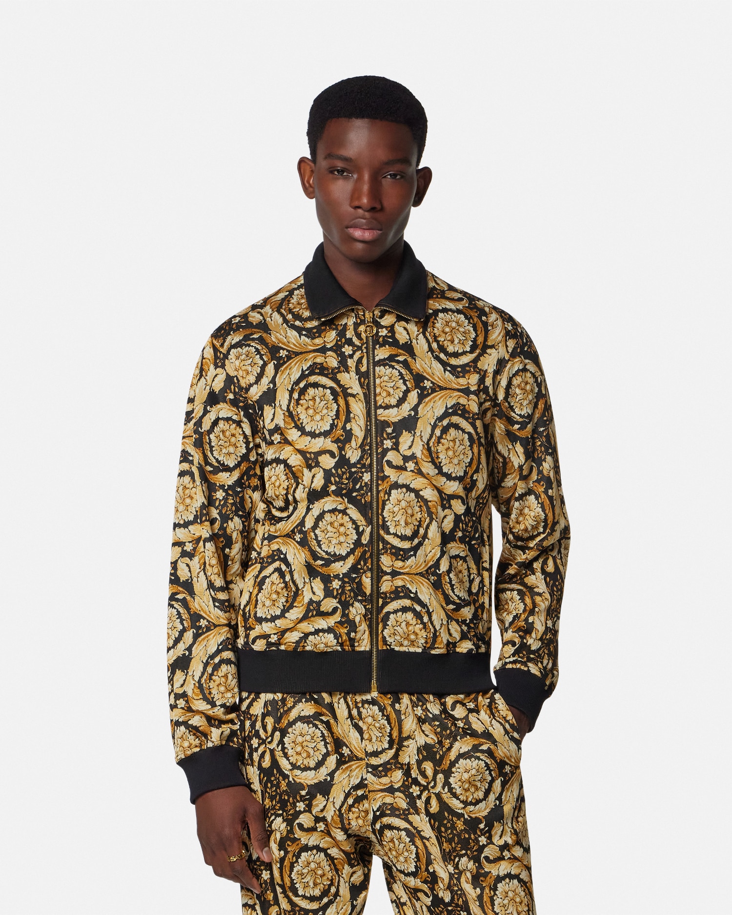 上品スタイル VERSACE】ヴェルサーチェ ロゴプリントツーピース