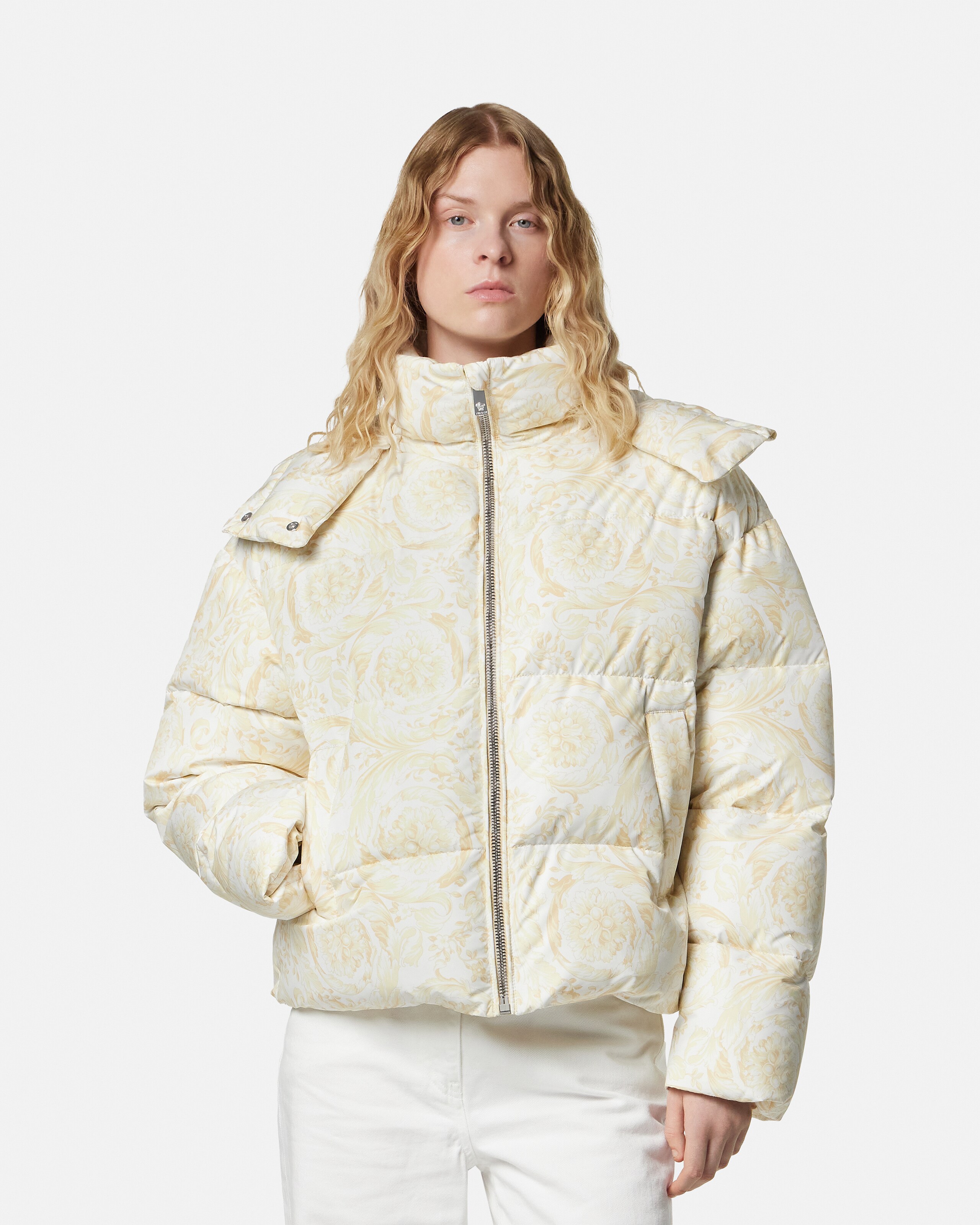 【新品】バボラ フード付き軽量ジャケット ベージュ/クリーム プリント パデット ジャケット ホワイト,ベージュ | VERSACE JP