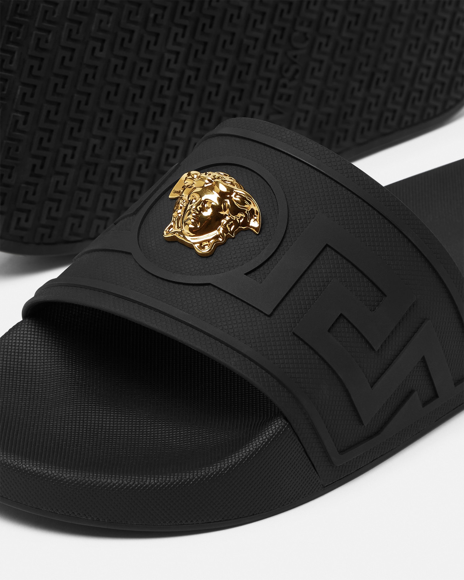 ラ メドゥーサ ラバースライダーサンダル ブラック,ゴールド | VERSACE JP