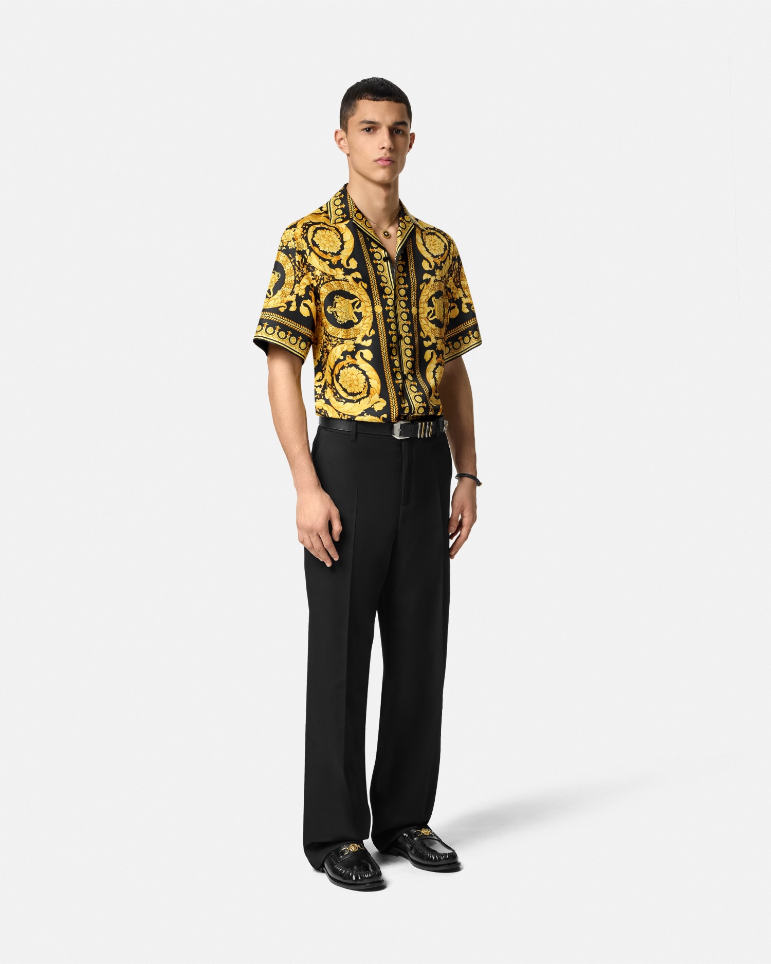 楽天市場】【アパレル】VERSACE ヴェルサーチ シャツ メンズ シルク100% リーフ柄 ダークネイビー 濃紺 ブラック 黒 #52  クリ—ニング済み 【中古】【k】【Blumin/森田質店】【質屋出店】 : Blumin 楽天市場店