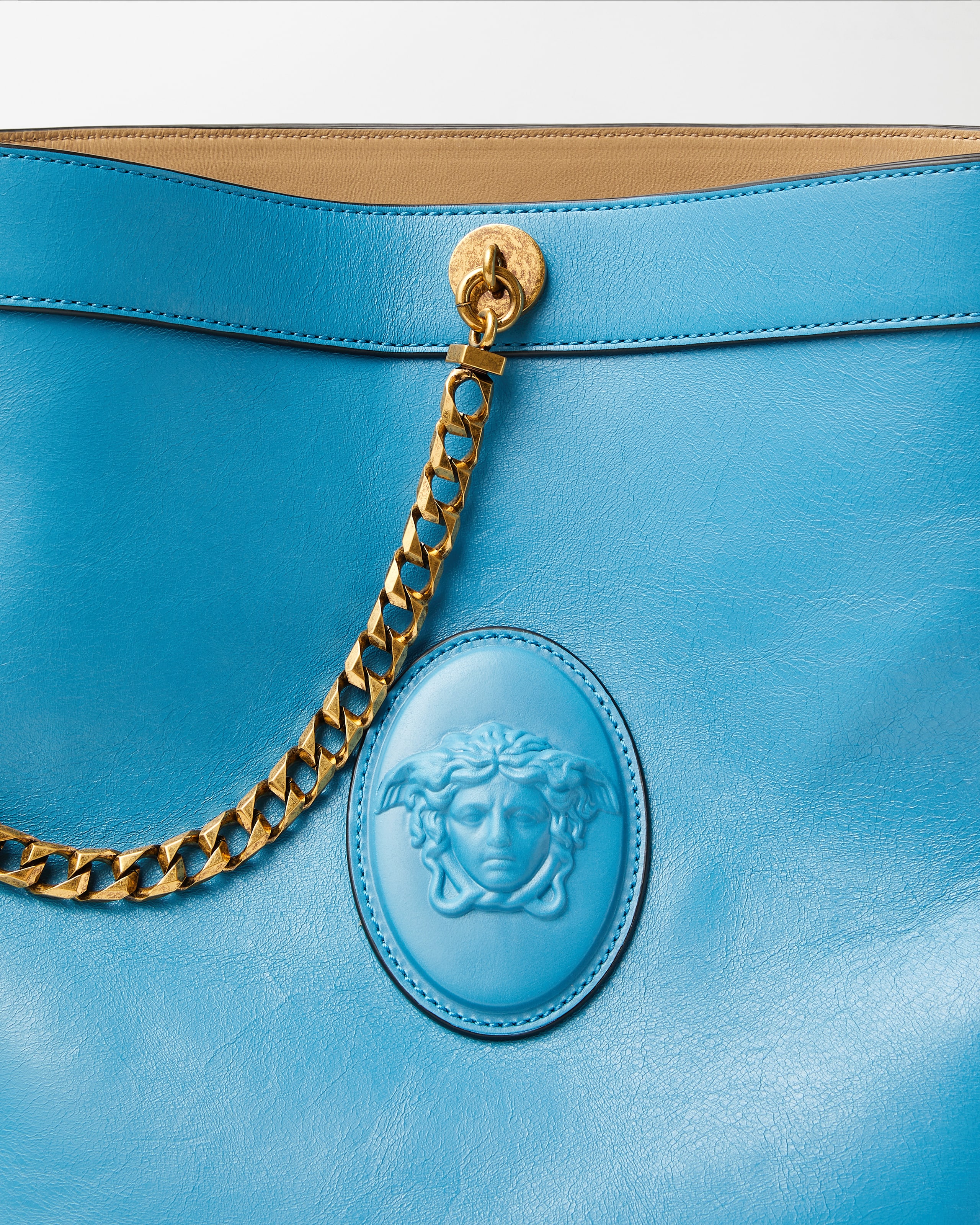 ピヴォ スモール レザー バケット バッグ ブルー | VERSACE JP