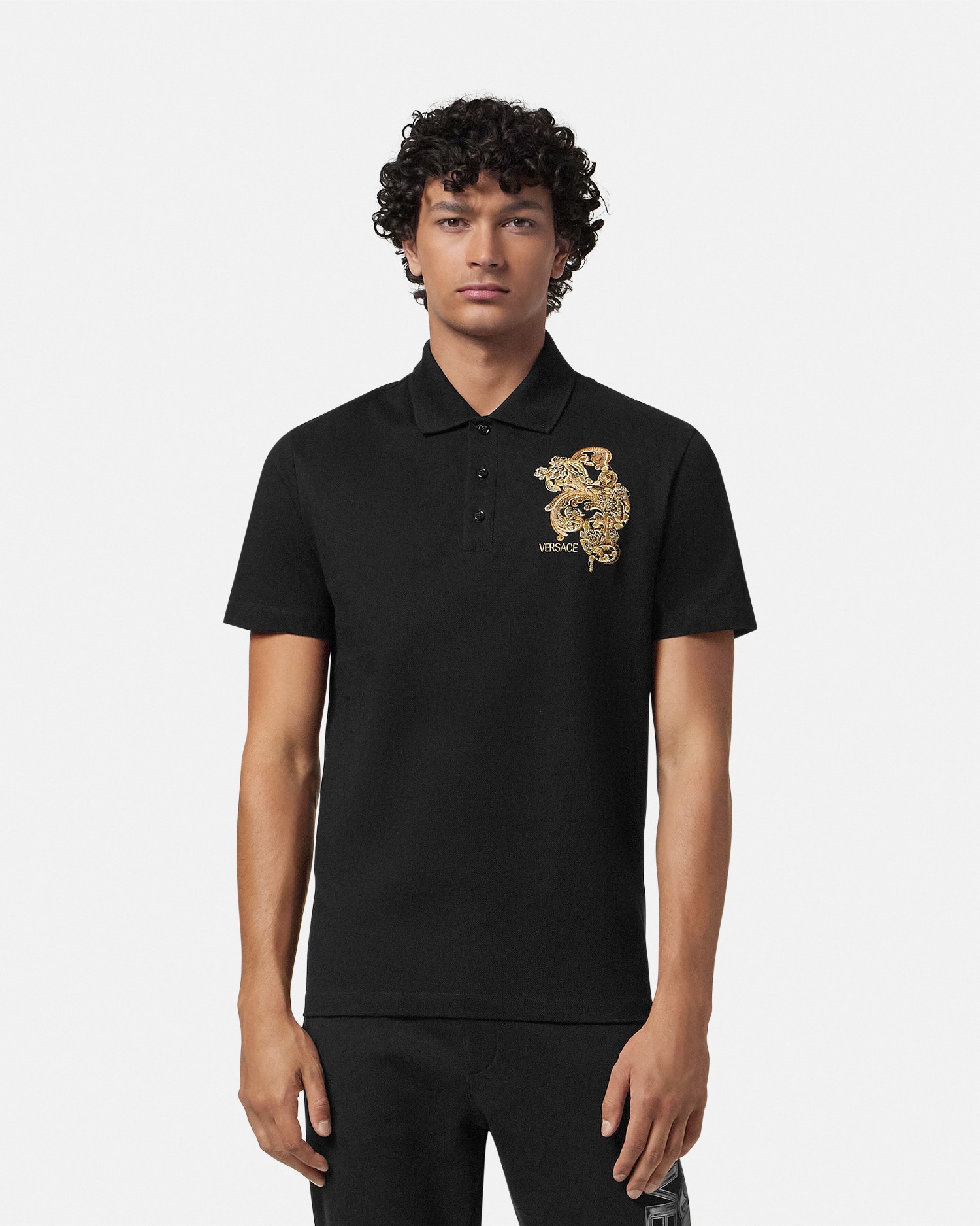 【VERSACE/ヴェルサーチェ】刺繍入り Tシャツ 春節 半袖 black 刺繍入り Tシャツ 春節 | VERSACE JP