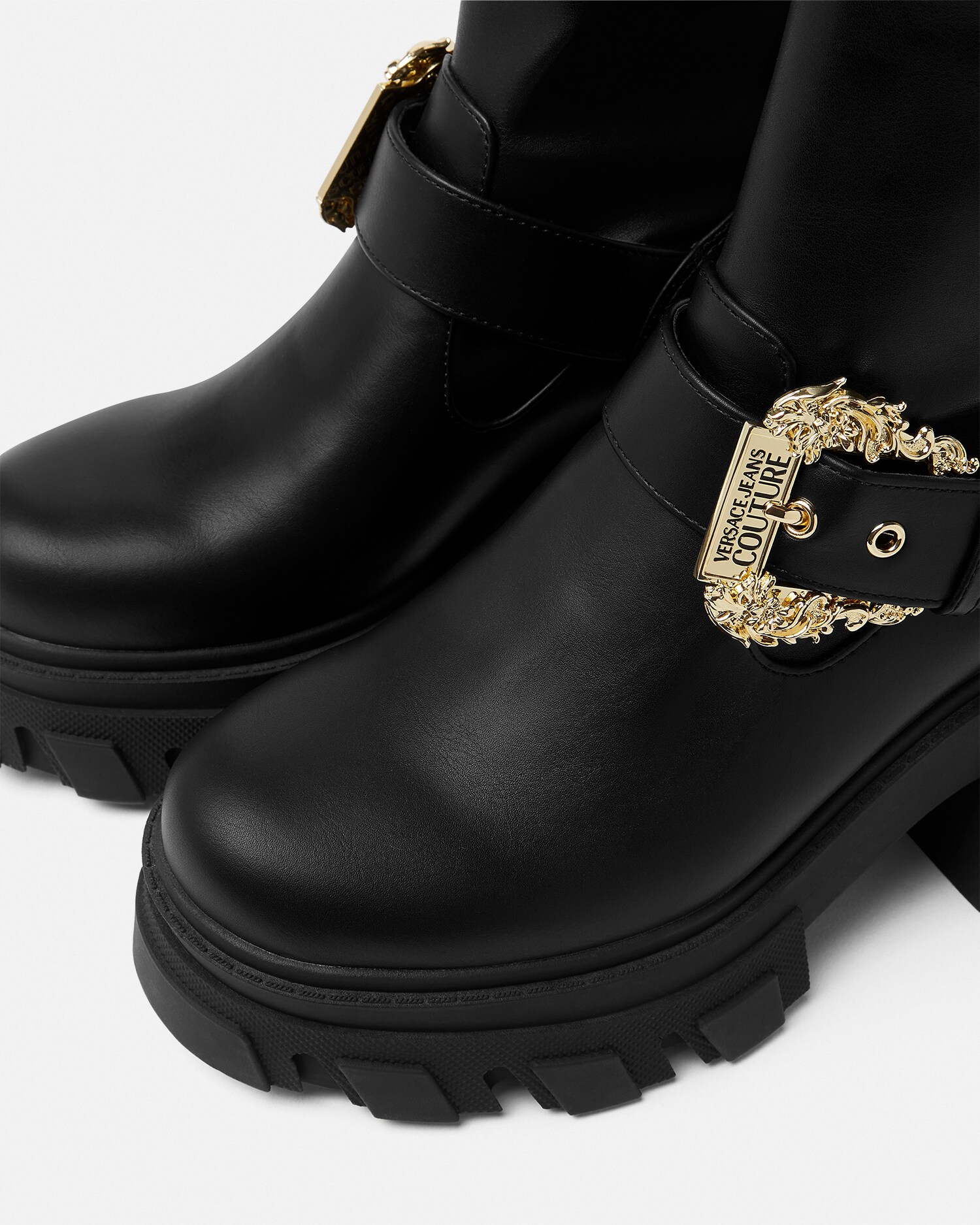 ソフィー バロック バックル ブーツ ブラック,プリント | VERSACE JP