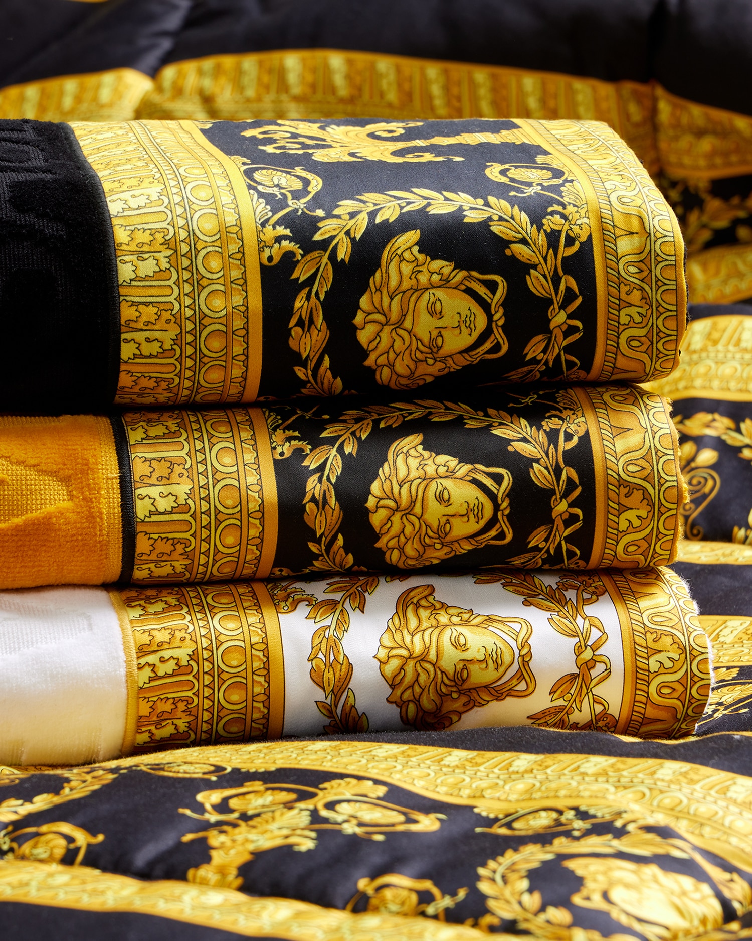 ✨美品✨VERSACE  バスタオル 90_ZTO101601-