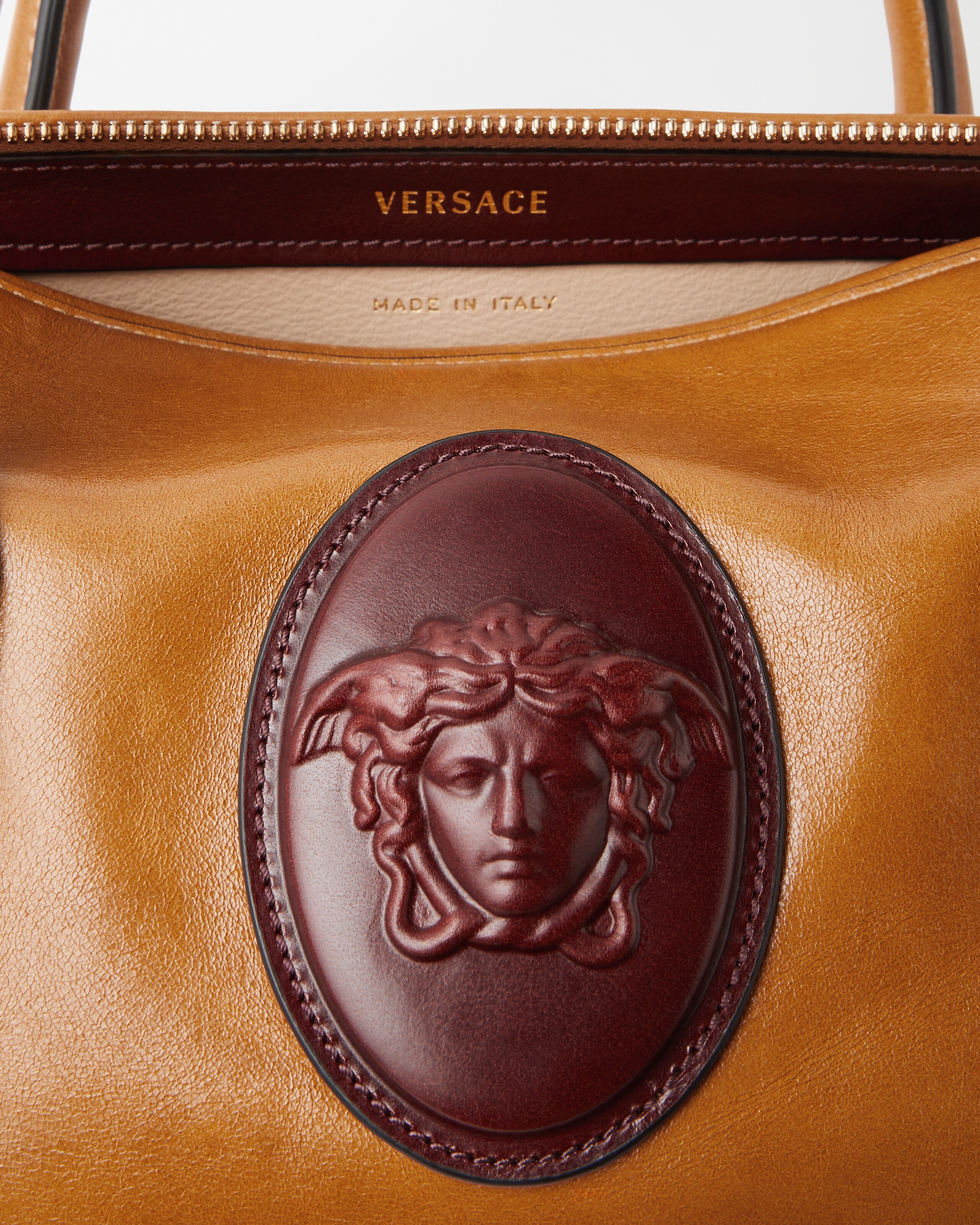 ルーミー スモール レザー ボストン バッグ ブラウン | VERSACE JP