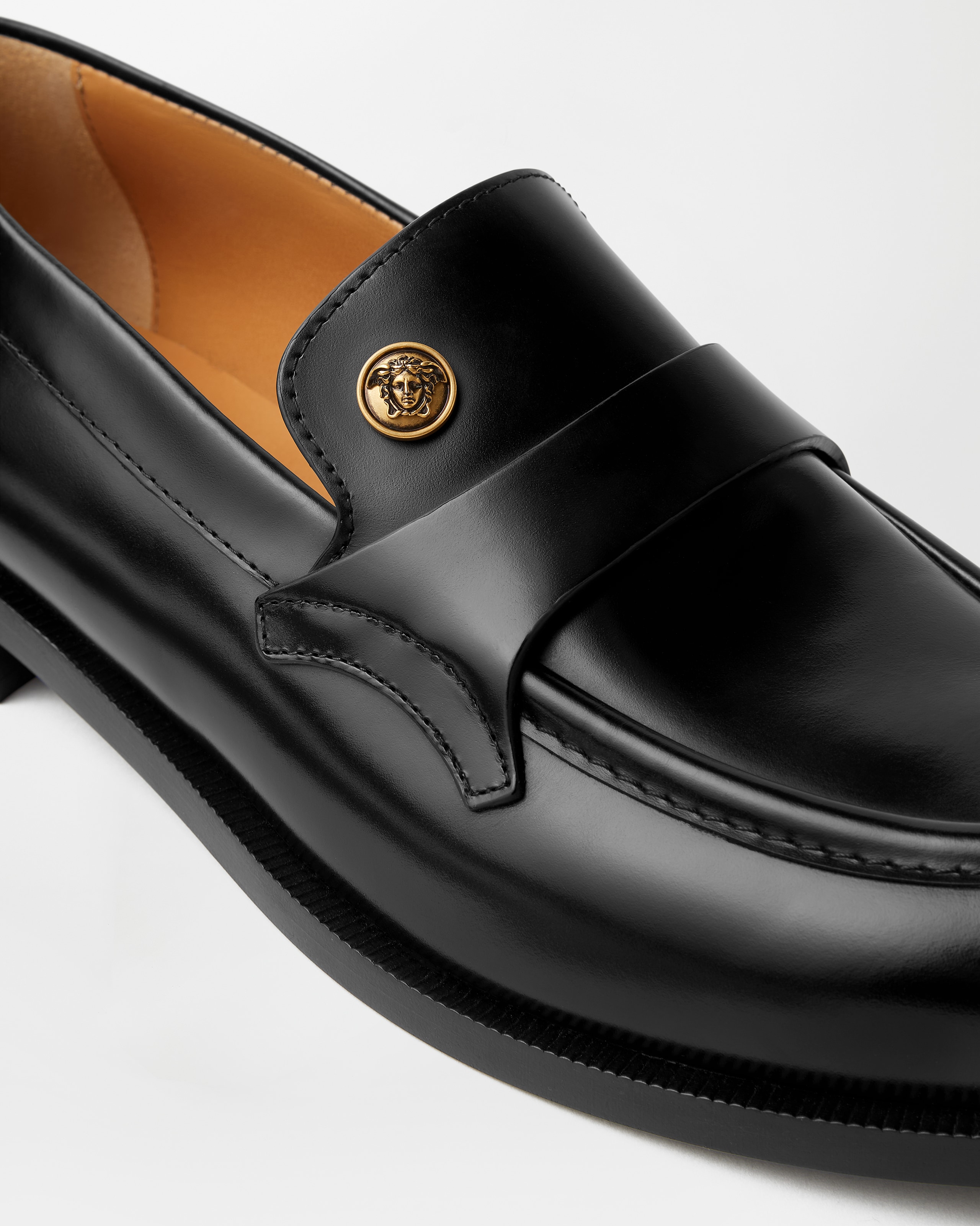 マヌ レザー ローファー ブラック | VERSACE JP