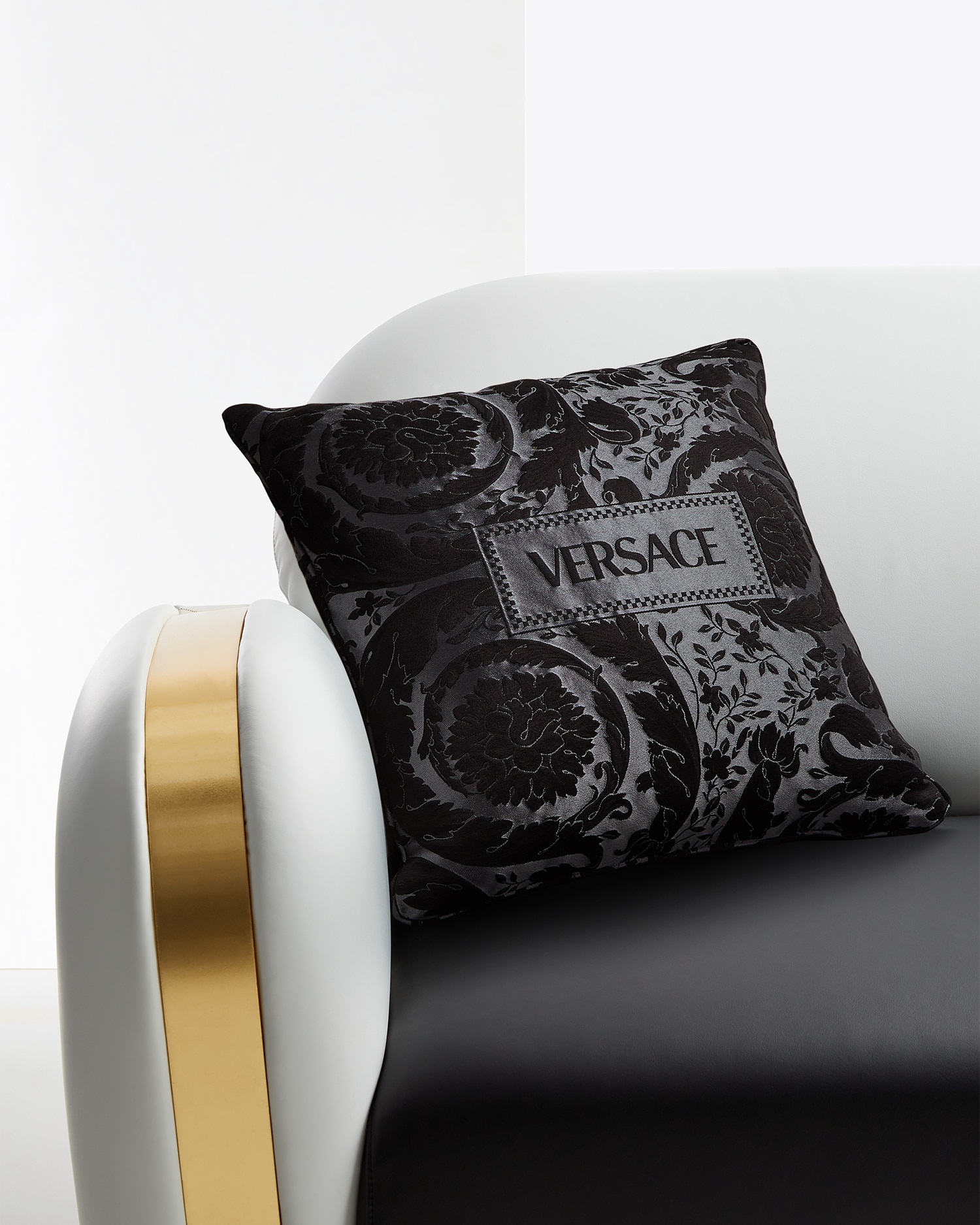 VERSACE メデューサ刺繍クッション メドゥーサ クッション 60 cm グレー | VERSACE JP