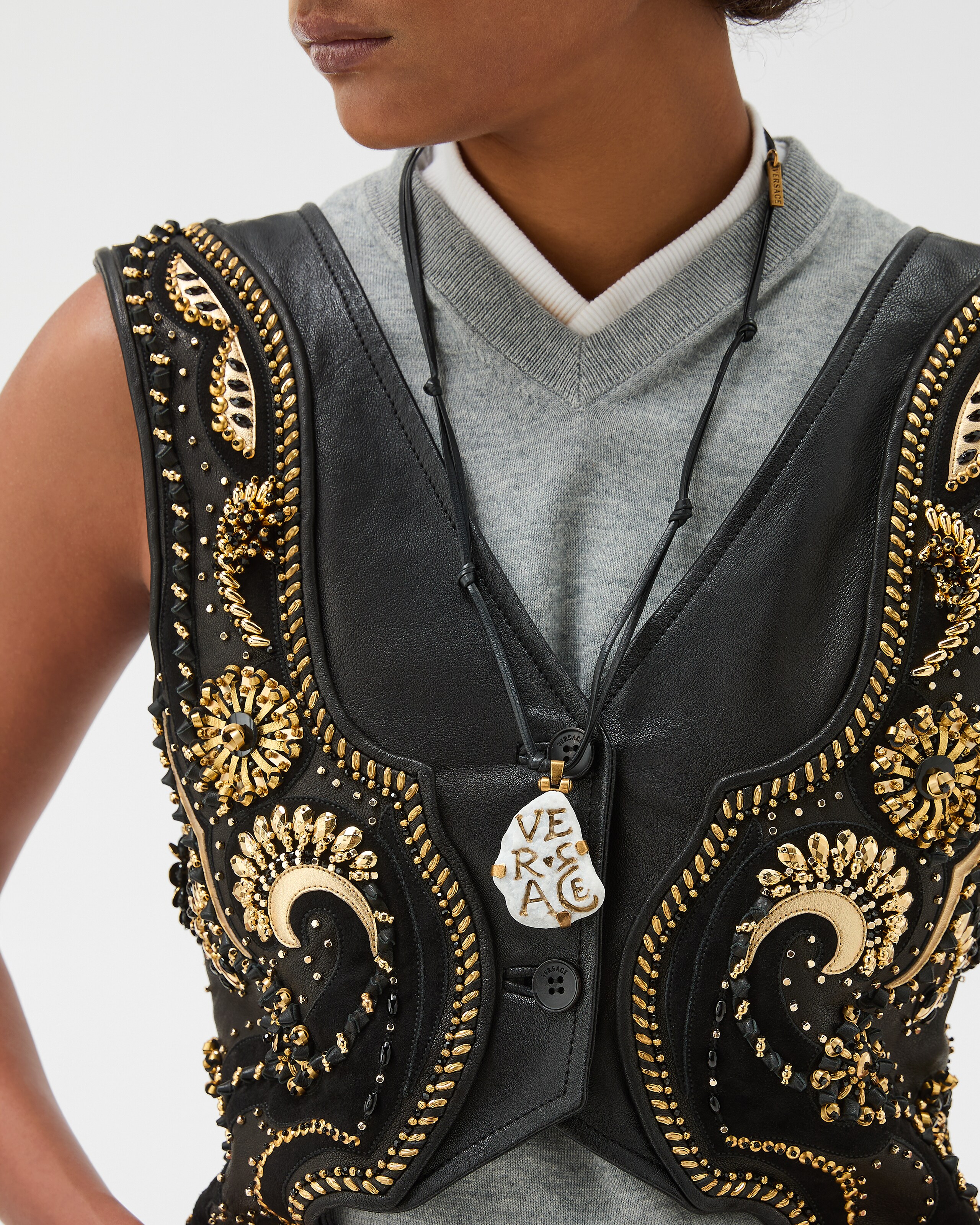 刺繍入り クロップ レザー ベスト ブラック | VERSACE JP
