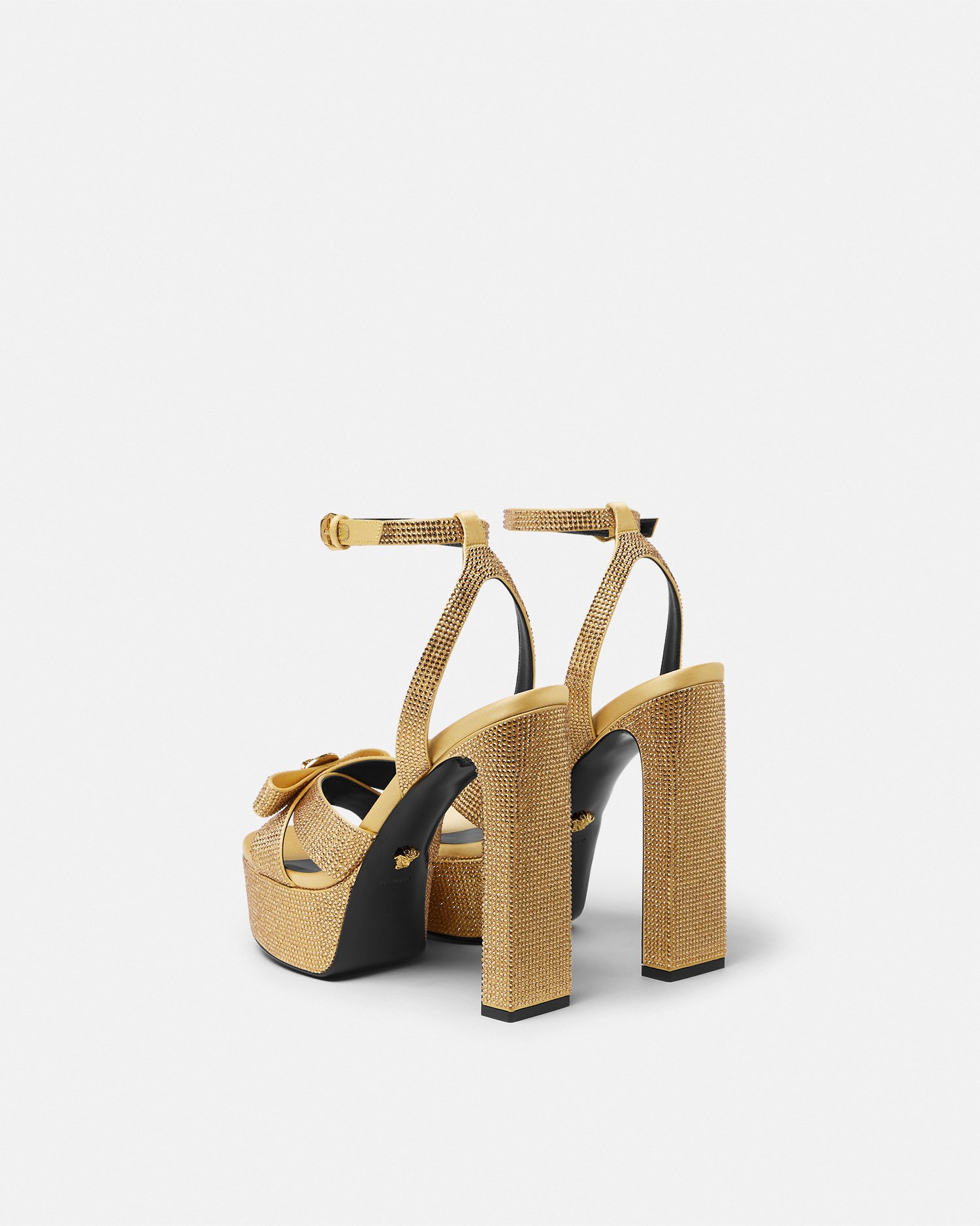 国内発送【VERSACE】 10mm VチェーンレザーTバックサンダル 90_E75VA3SQ3-