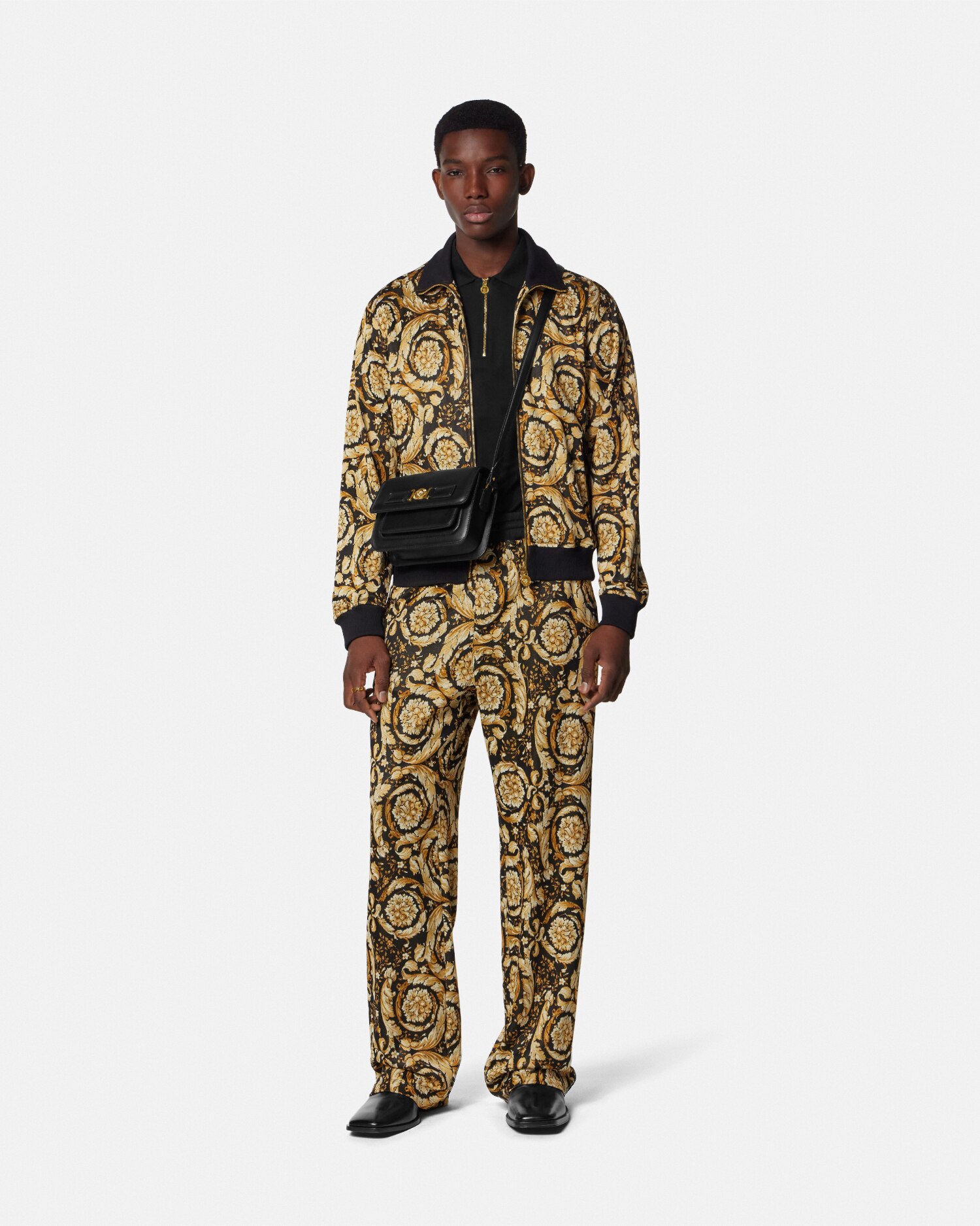 上品スタイル VERSACE】ヴェルサーチェ ロゴプリントツーピース