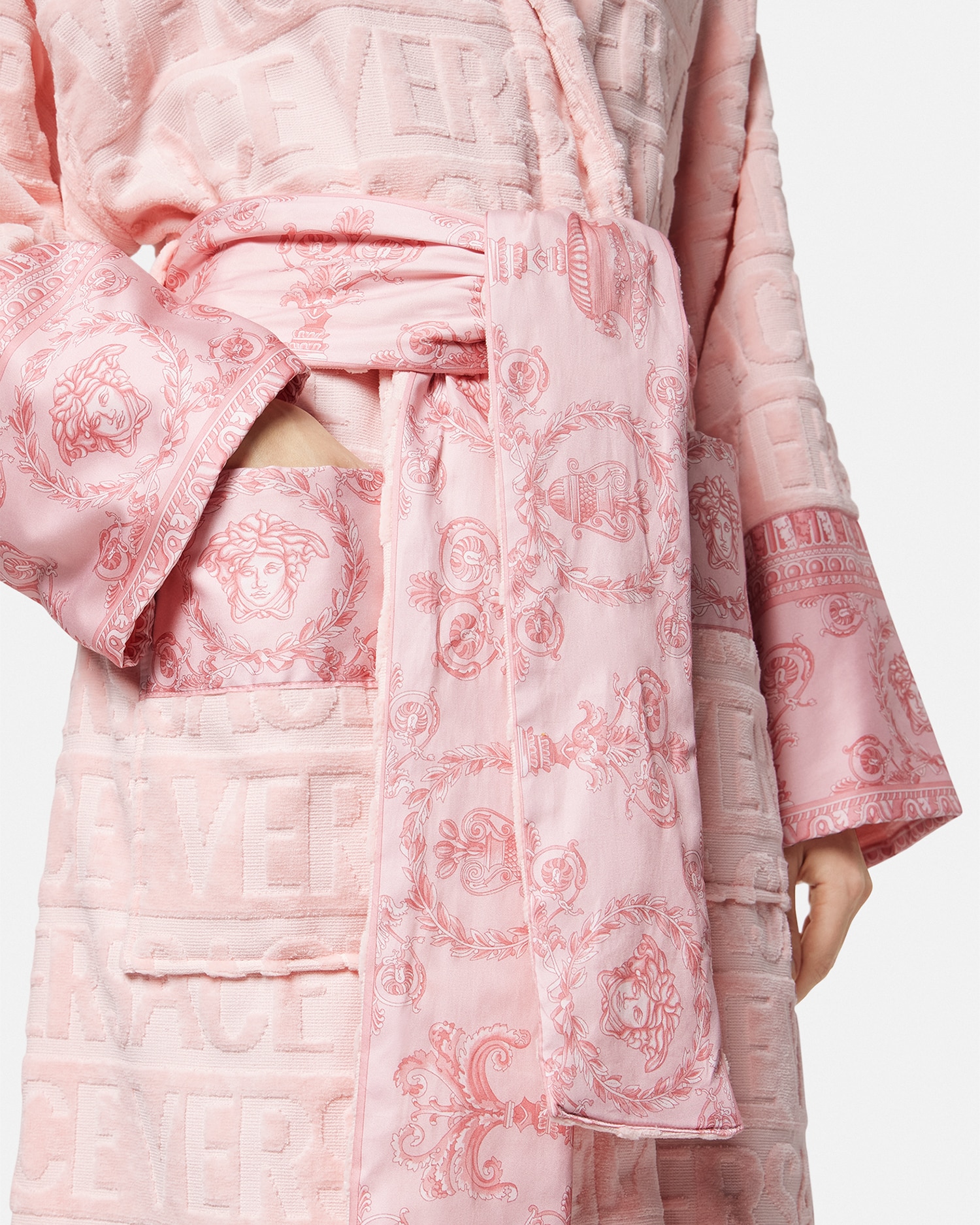 【関税込み】Versace ブルー 'I Heart Baroque' バスローブ I ♡ Baroque Bathrobe Blue | VERSACE US