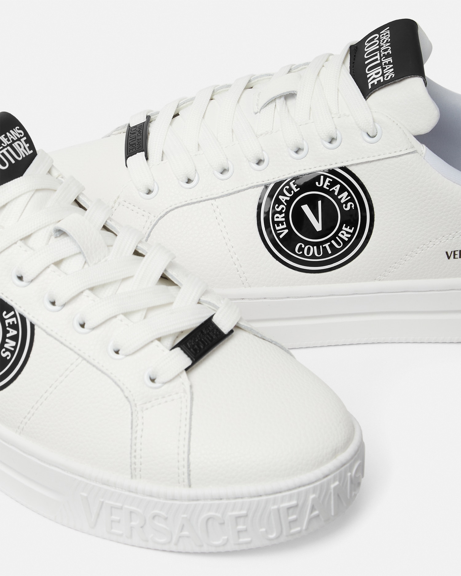 レターV エンブレム コート 88 スニーカー | VERSACE JP