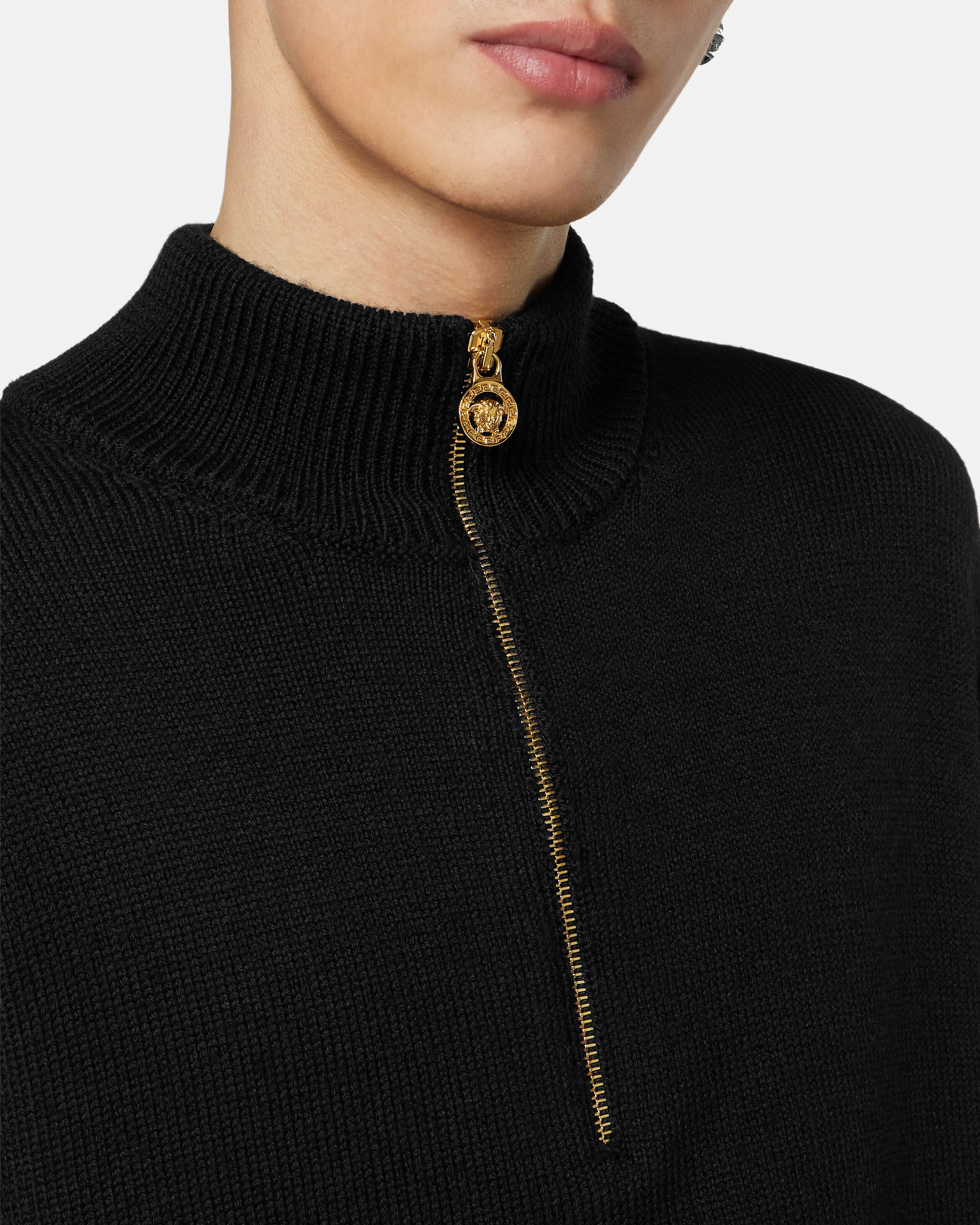美品【VERSACE】ハイネック ニット トップス 半袖 黒 シャギー ブランド VERSACE - 美品【VERSACE】ハイネック ニット トップス 半袖 黒