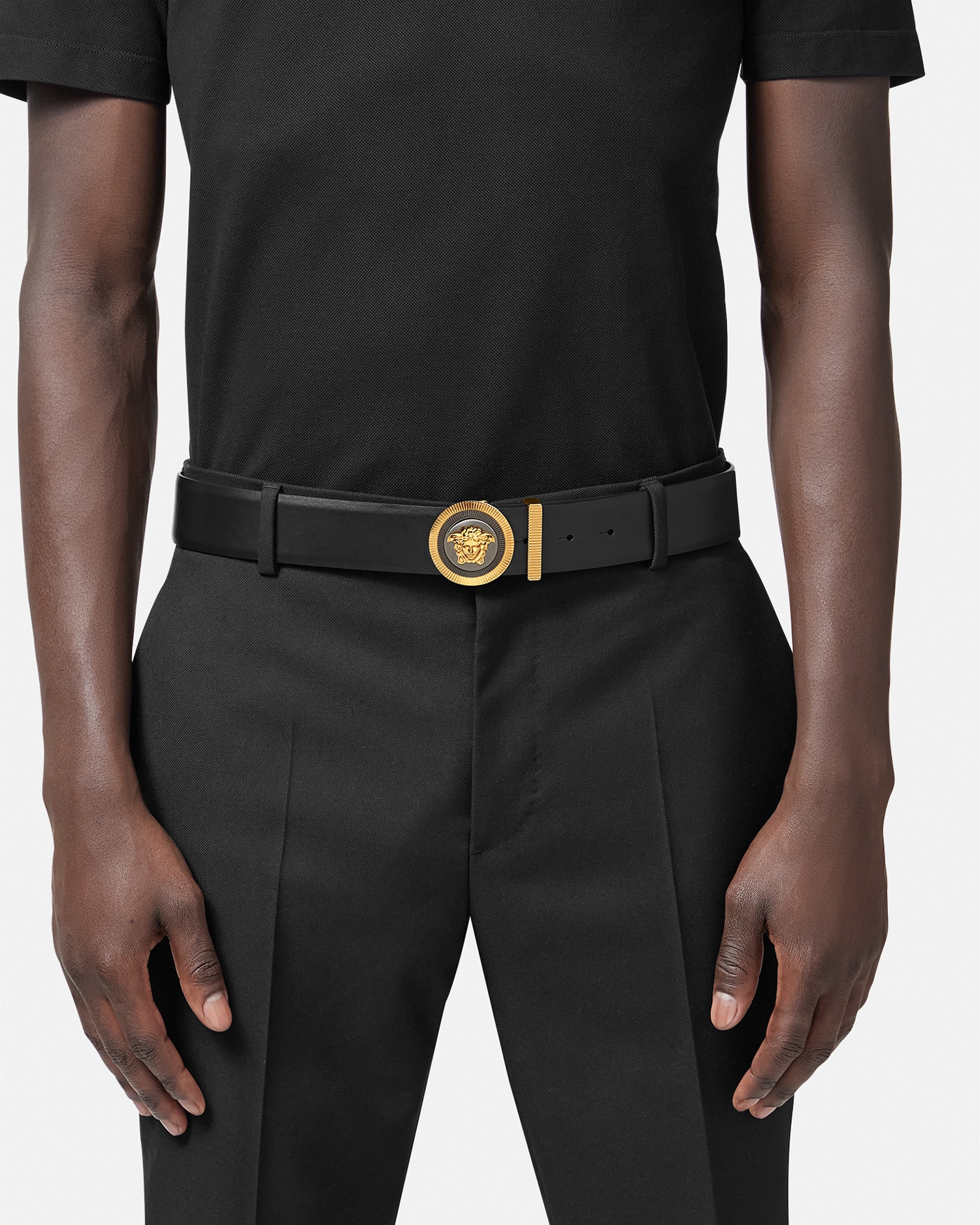 エナメル メドゥーサ ビギー レザー ベルト ブラック,ゴールド | VERSACE JP