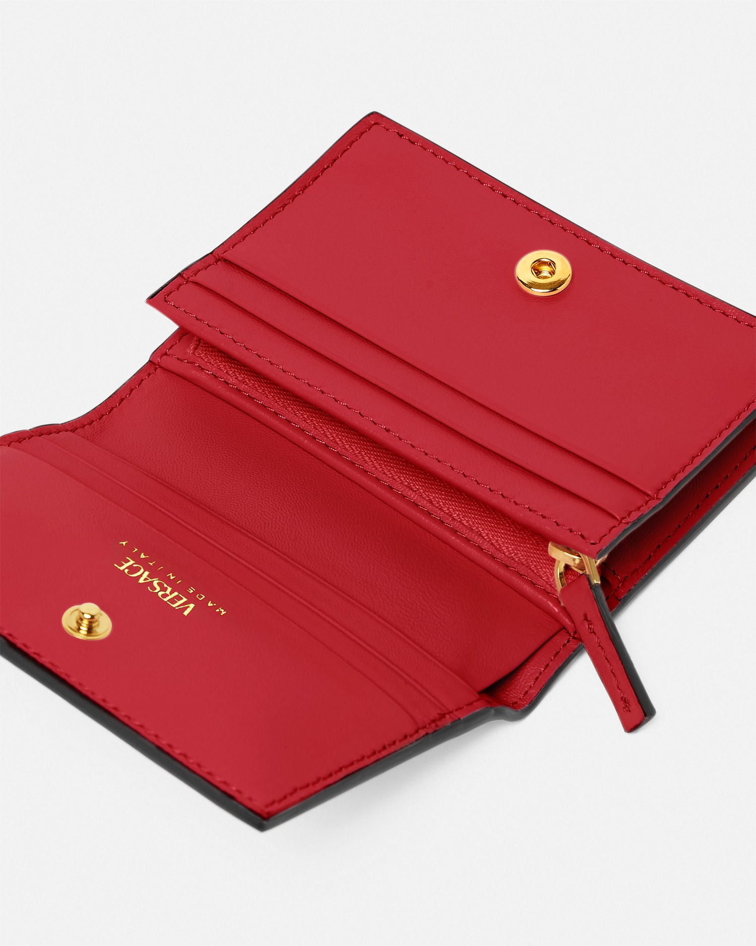 赤バッグデニム財布パンツ金リングにVERSACEヴェルサーチTシャツ 二つ折り ウォレット ヴェルサーチェ タグ ピンク | VERSACE JP