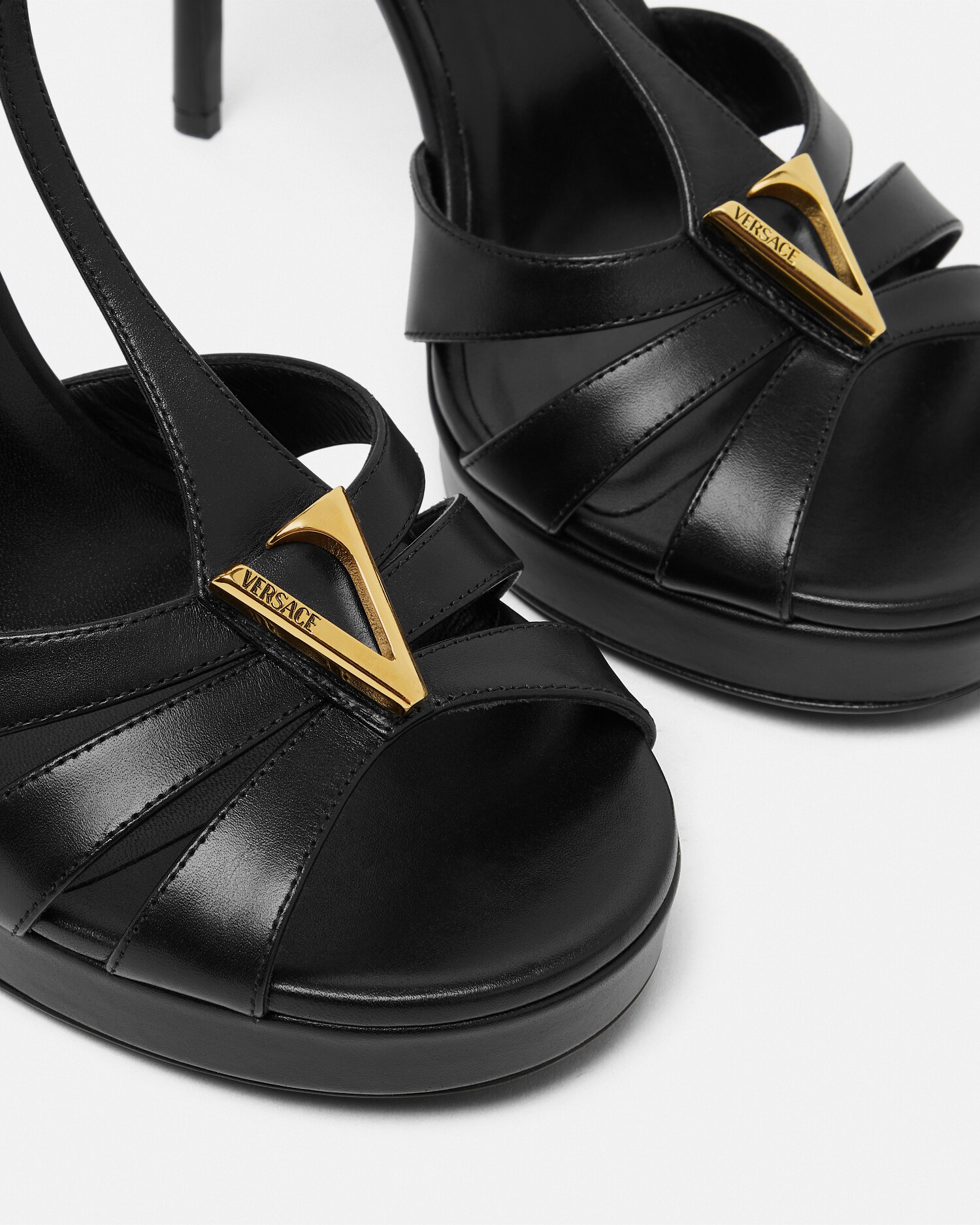 レターV レザーサンダル 115 mm ブラック,ゴールド | VERSACE JP