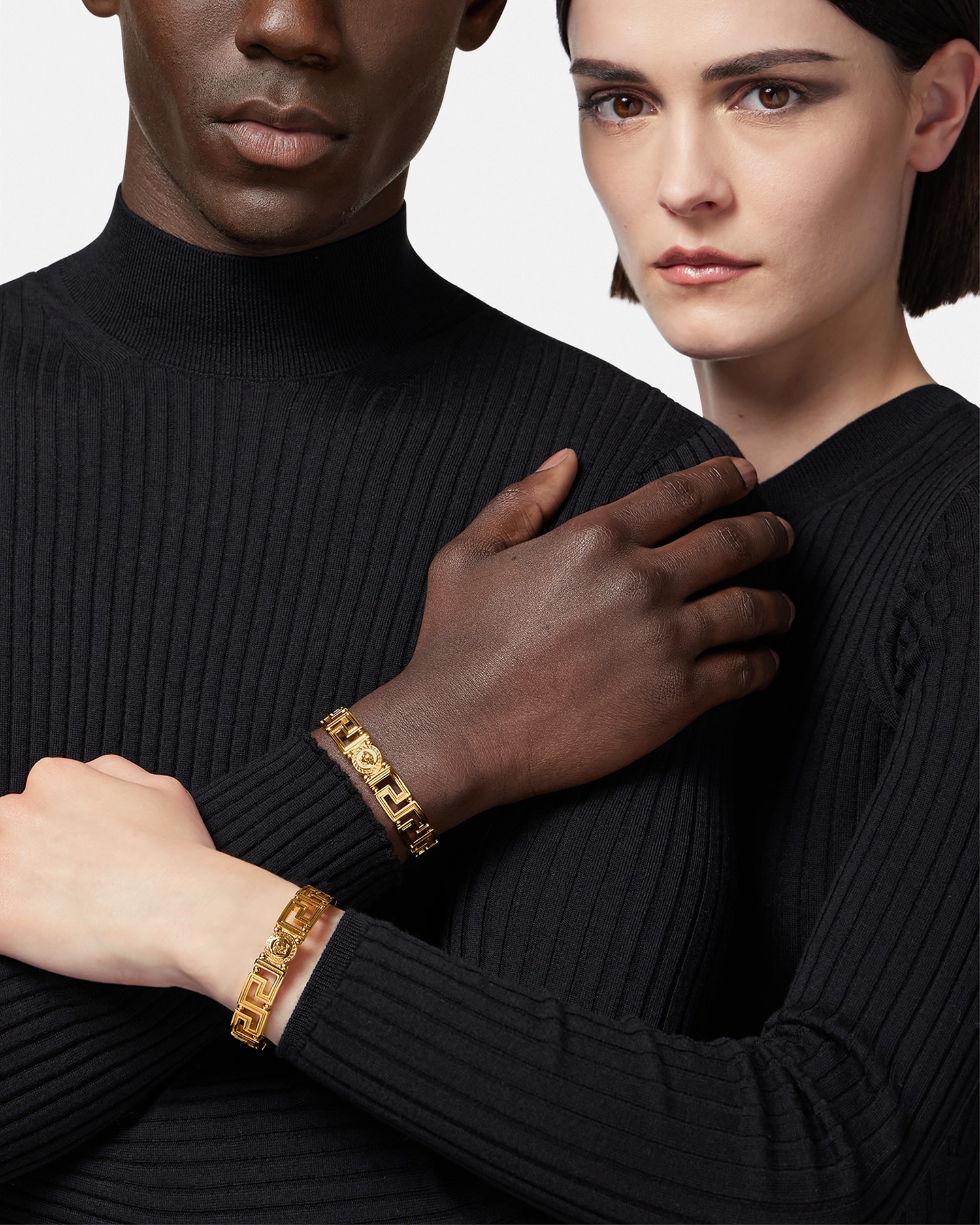 グレカ クリスタル カフ ブレスレット ゴールド | VERSACE JP