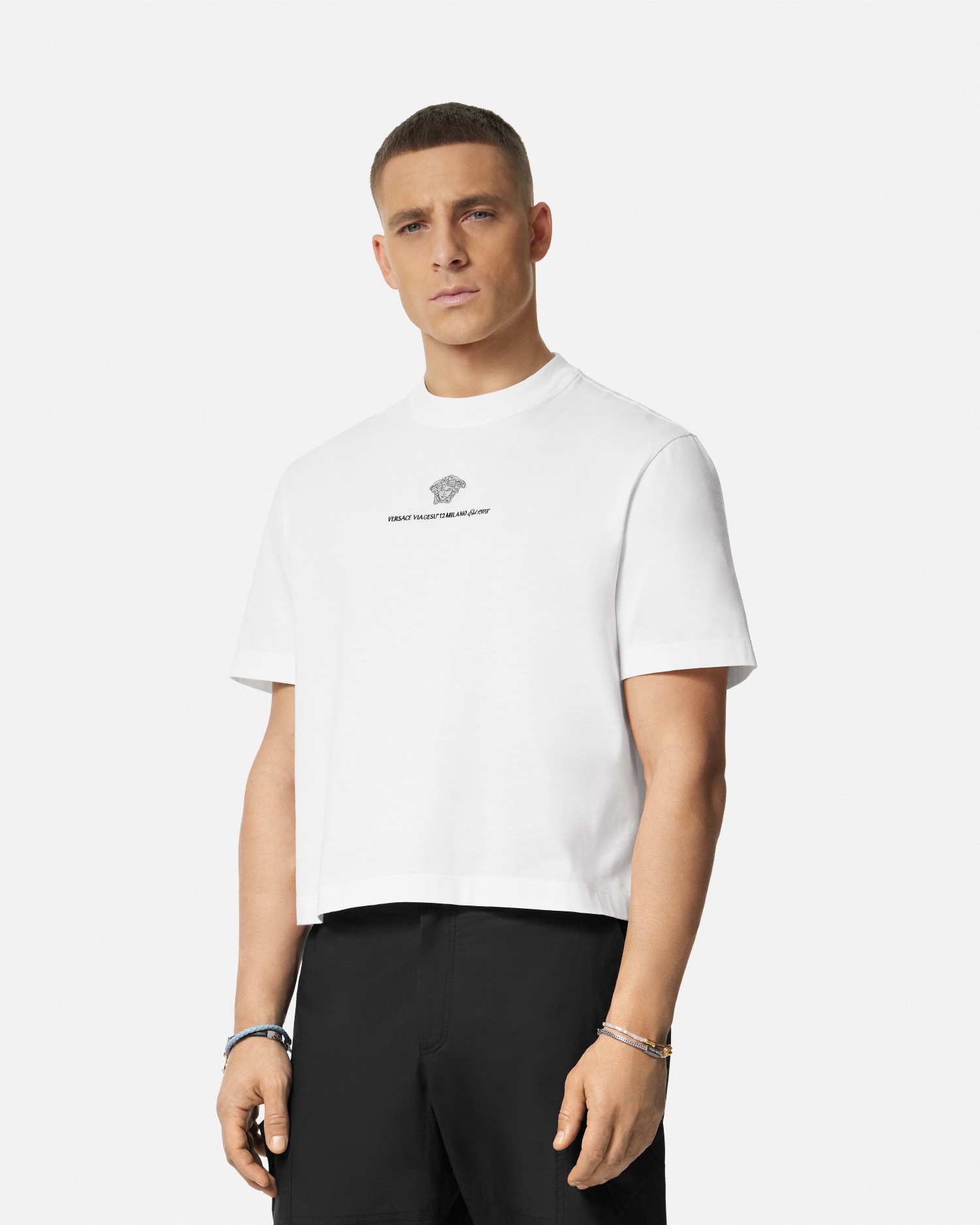 VERSACE 刺繍入り メドゥーサ ミラノ Tシャツ 刺繍入り メドゥーサ ミラノ Tシャツ ホワイト | VERSACE JP