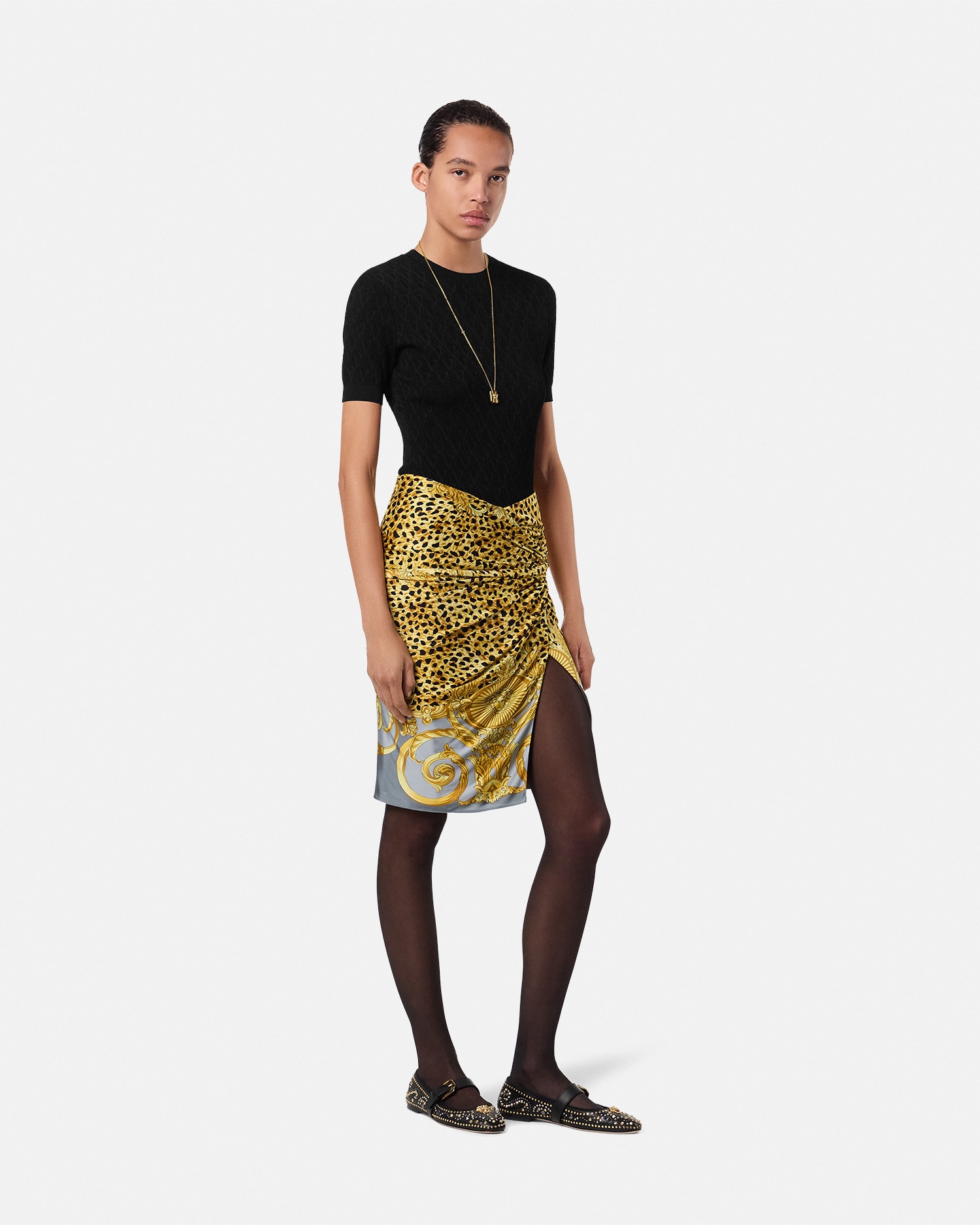 【versace】オールオーバー ロゴ ジャカード ニットミニスカート レディース デザイナー ウェア | ヴェルサーチェ 日本