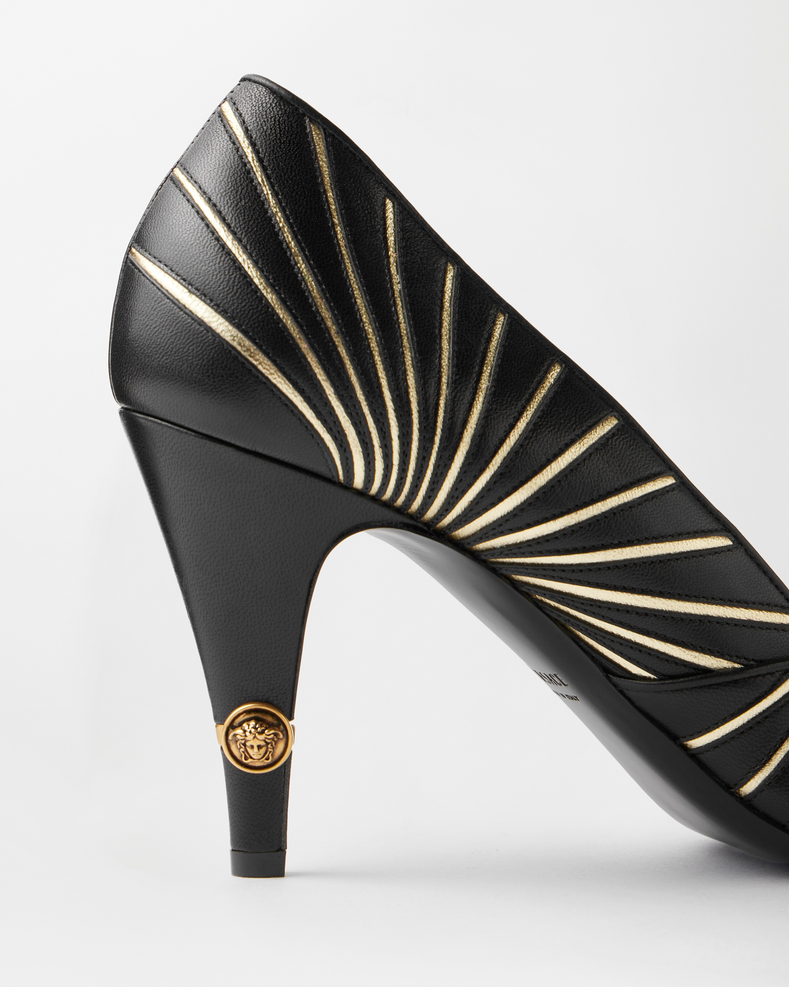 ジャンニ ナッパレザー パンプス 90 mm ブラック | VERSACE JP