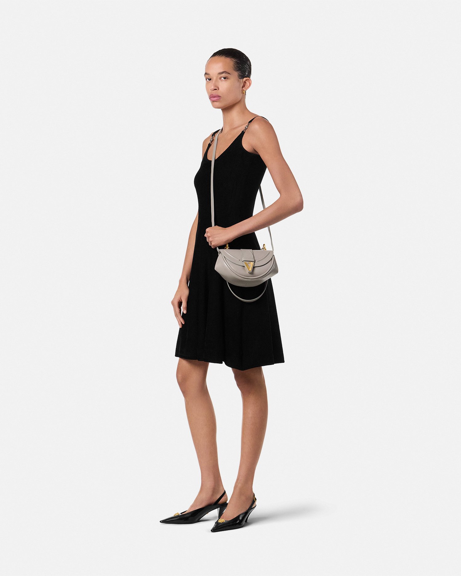 【Versace】スモール ショルダー バッグ ヴィルトゥス ブラック スモール ショルダー バッグ ヴィルトゥス | VERSACE JP
