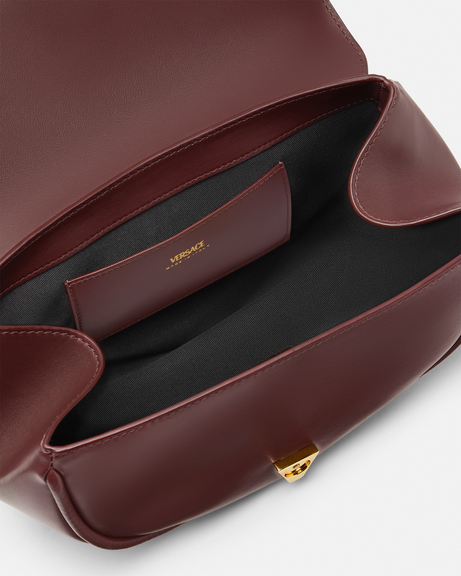 A4可 極美品 VERSACE レザー ビジネスバッグ 黒 エピ ロゴ型押し 最上の品質な A4可 極美品 VERSACE レザー ビジネスバッグ 黒