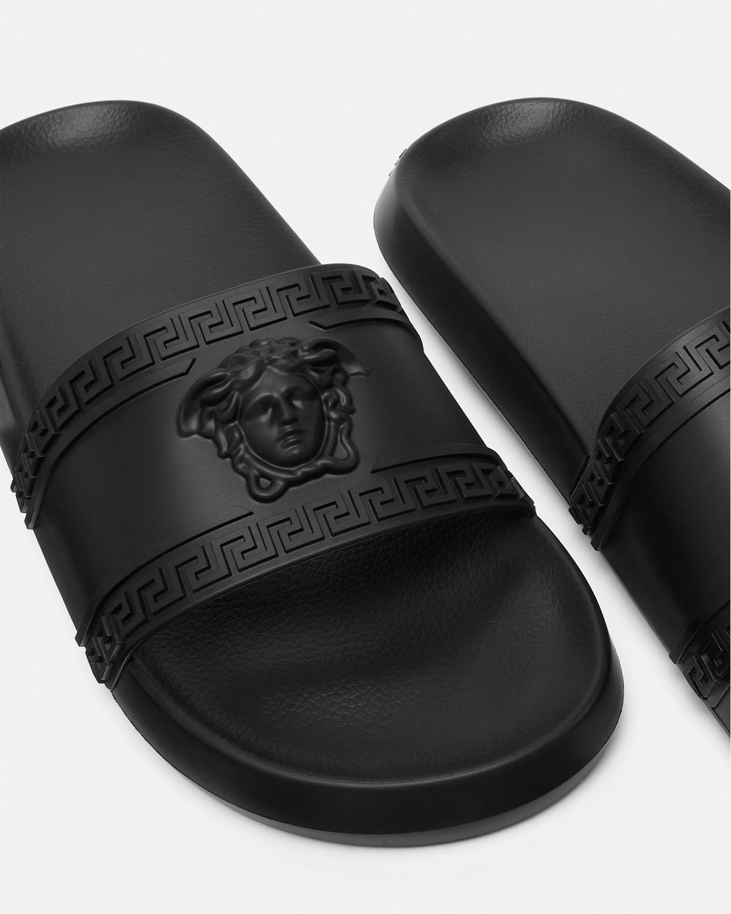 パラッツォ ラバー スライダーサンダル ブラック | VERSACE JP