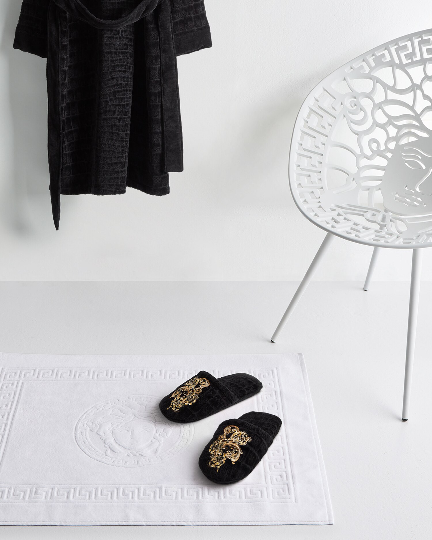 VERSACE メテュサ フラク ファ スリッハ 【関税込】 メンズ & レディース ラグジュアリー ルームシューズ