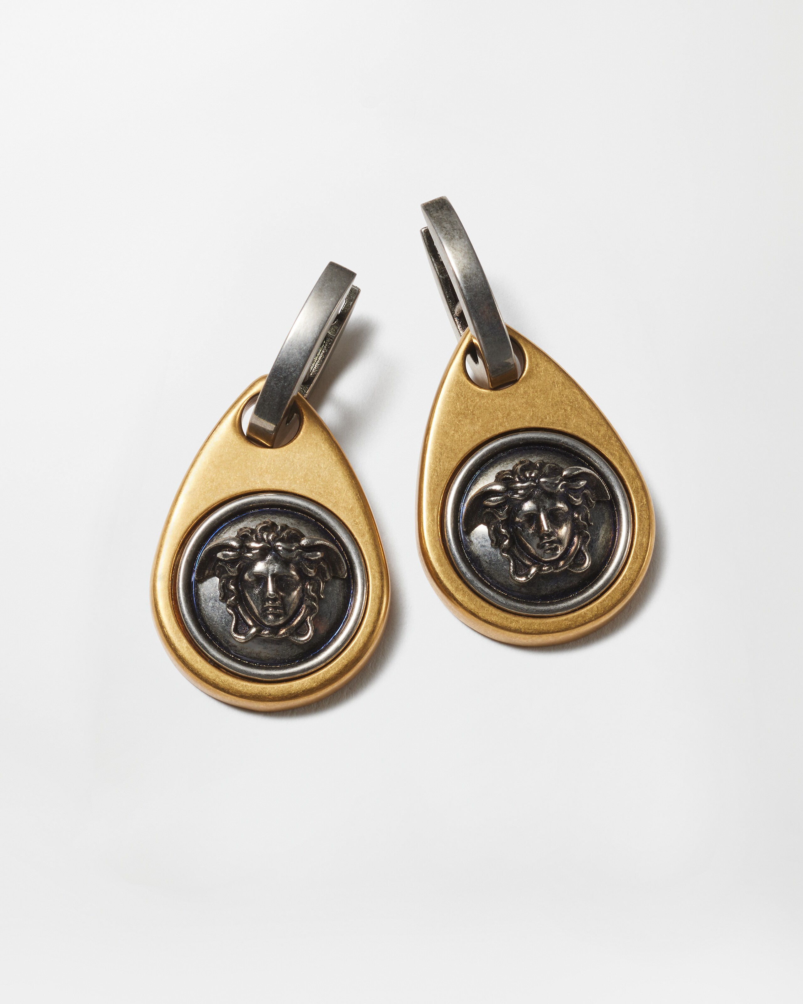 VERSACE ピアス(片耳用) VERSACE（ピアス(片耳用)）のフリマアイテム一覧