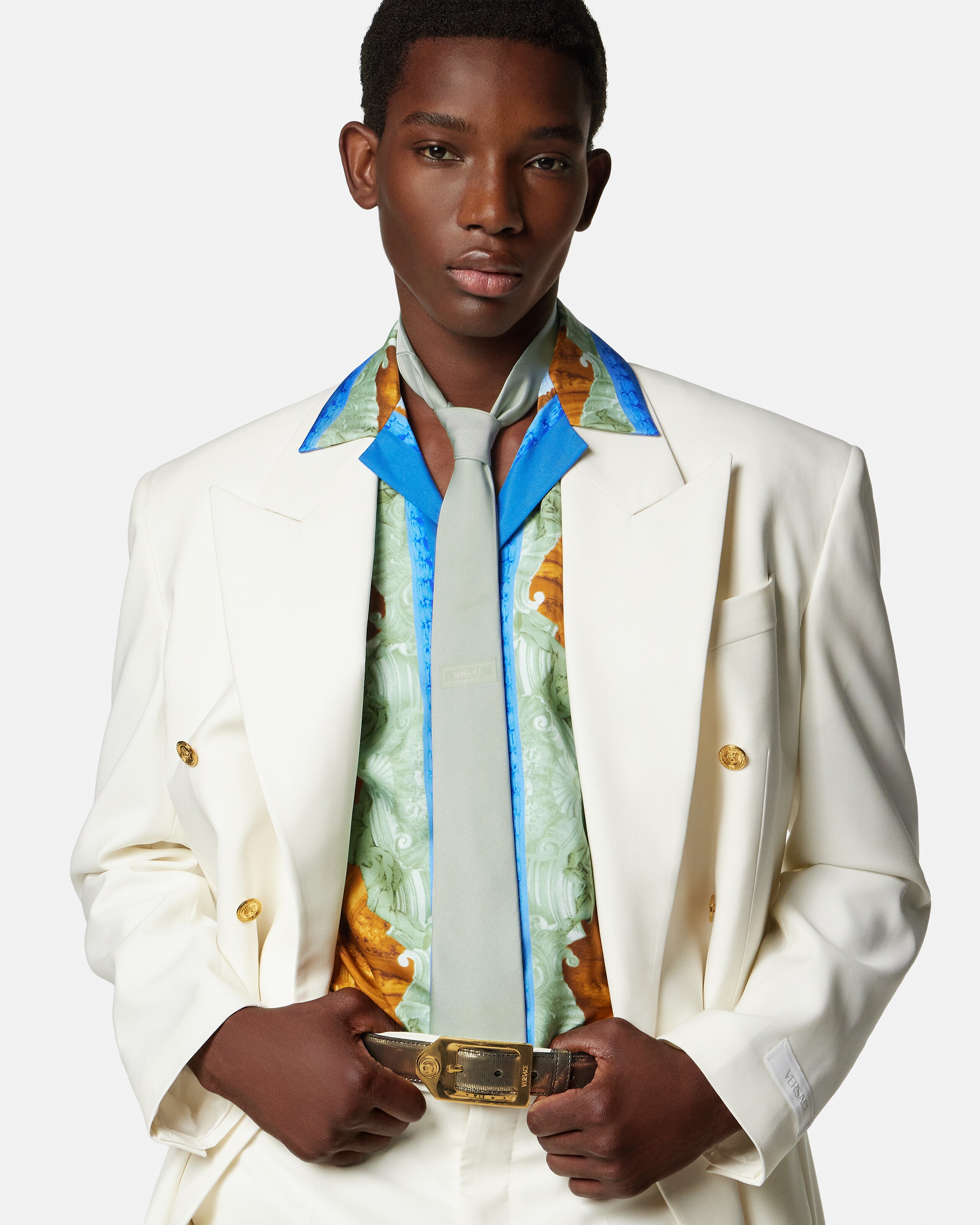 極上高級イギリス製3ピーススーツ × GIANNI VERUSACEネクタイ 極上高級イギリス製3ピーススーツ × GIANNI VERUSACEネクタイ 極上高級