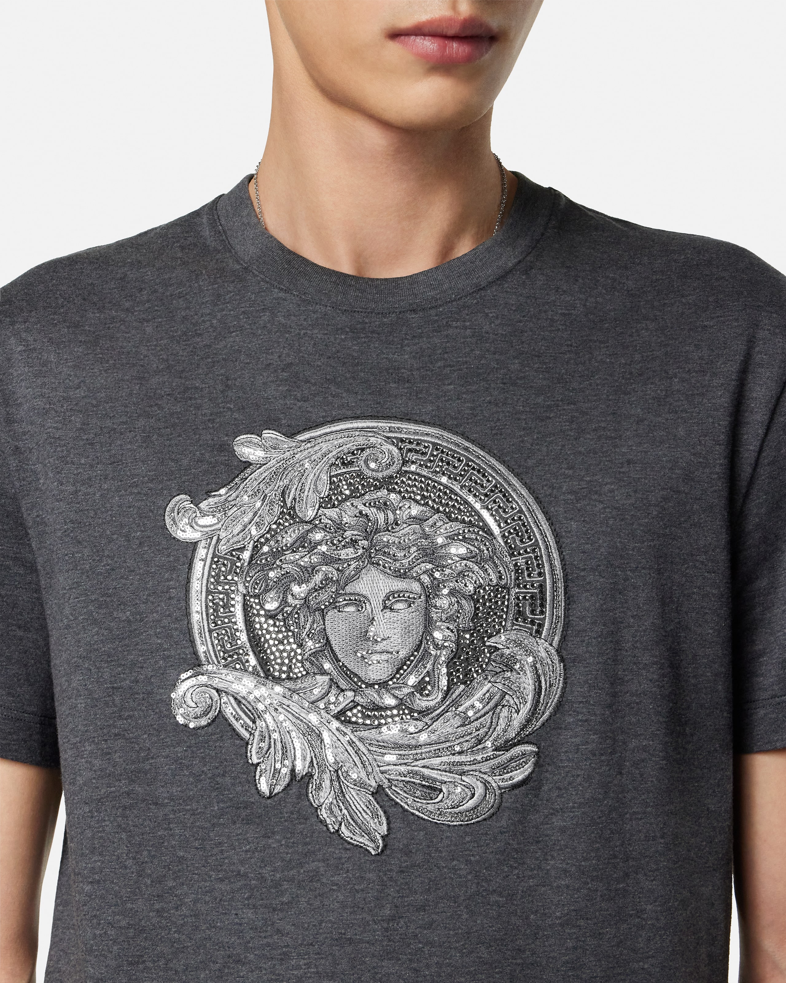 刺繍入り コットンジャージー スリム Tシャツ ブラック | VERSACE JP